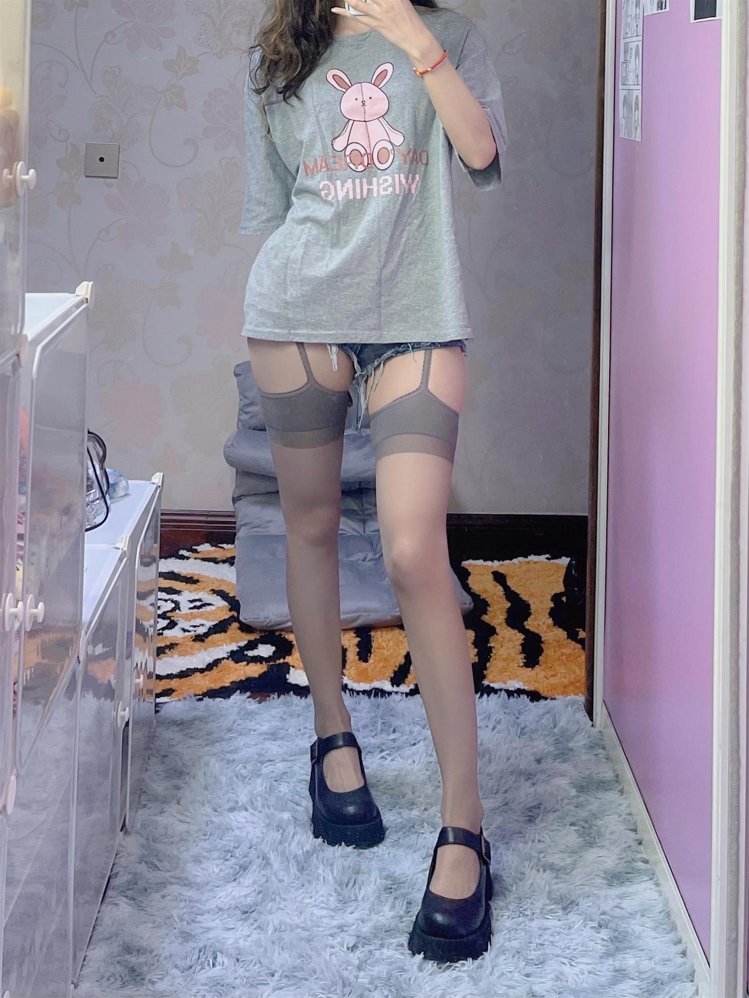 Kettoe 灰丝吊带裤 [23P-96MB]