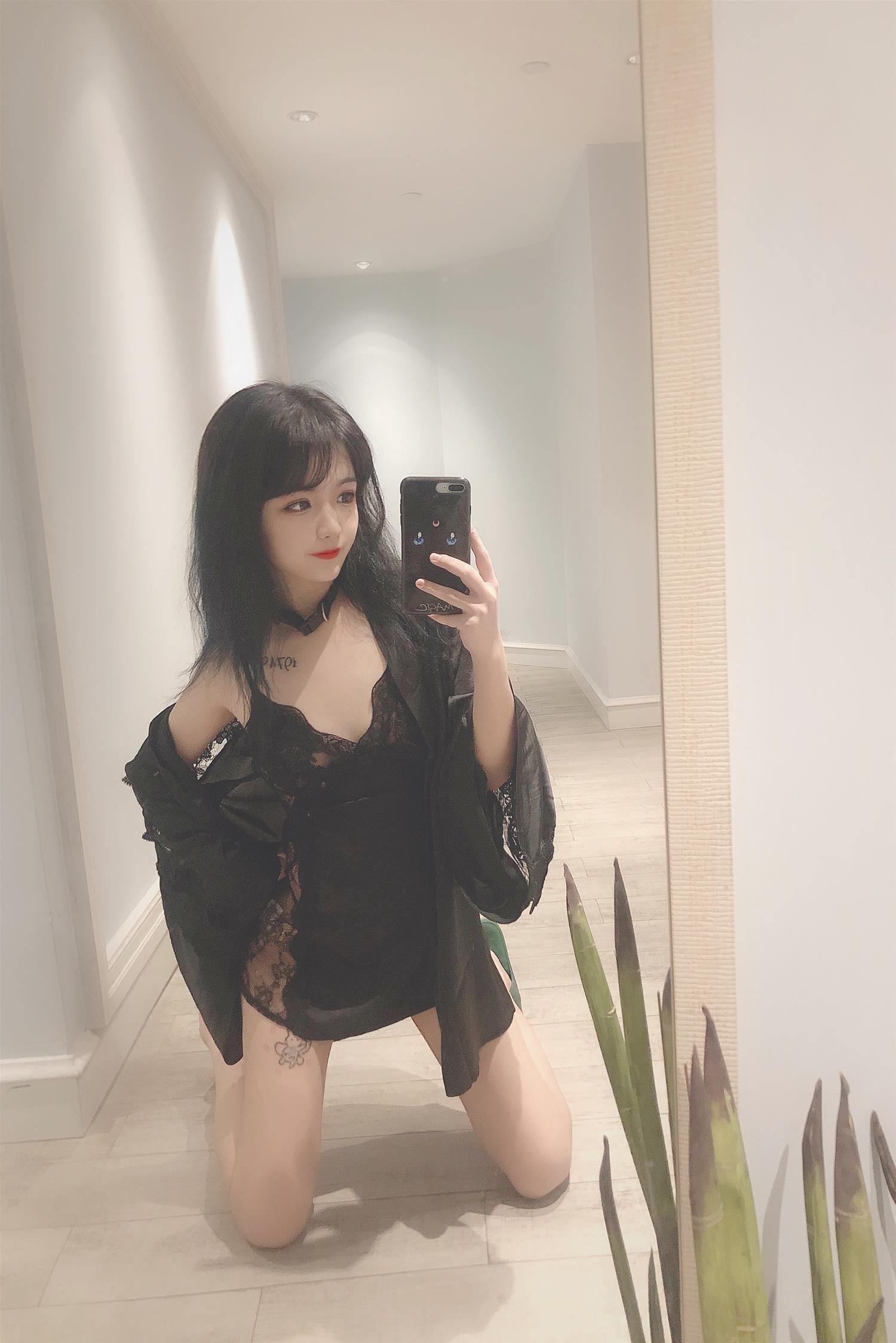 安妮 黑色睡衣 [35P2V-121MB]