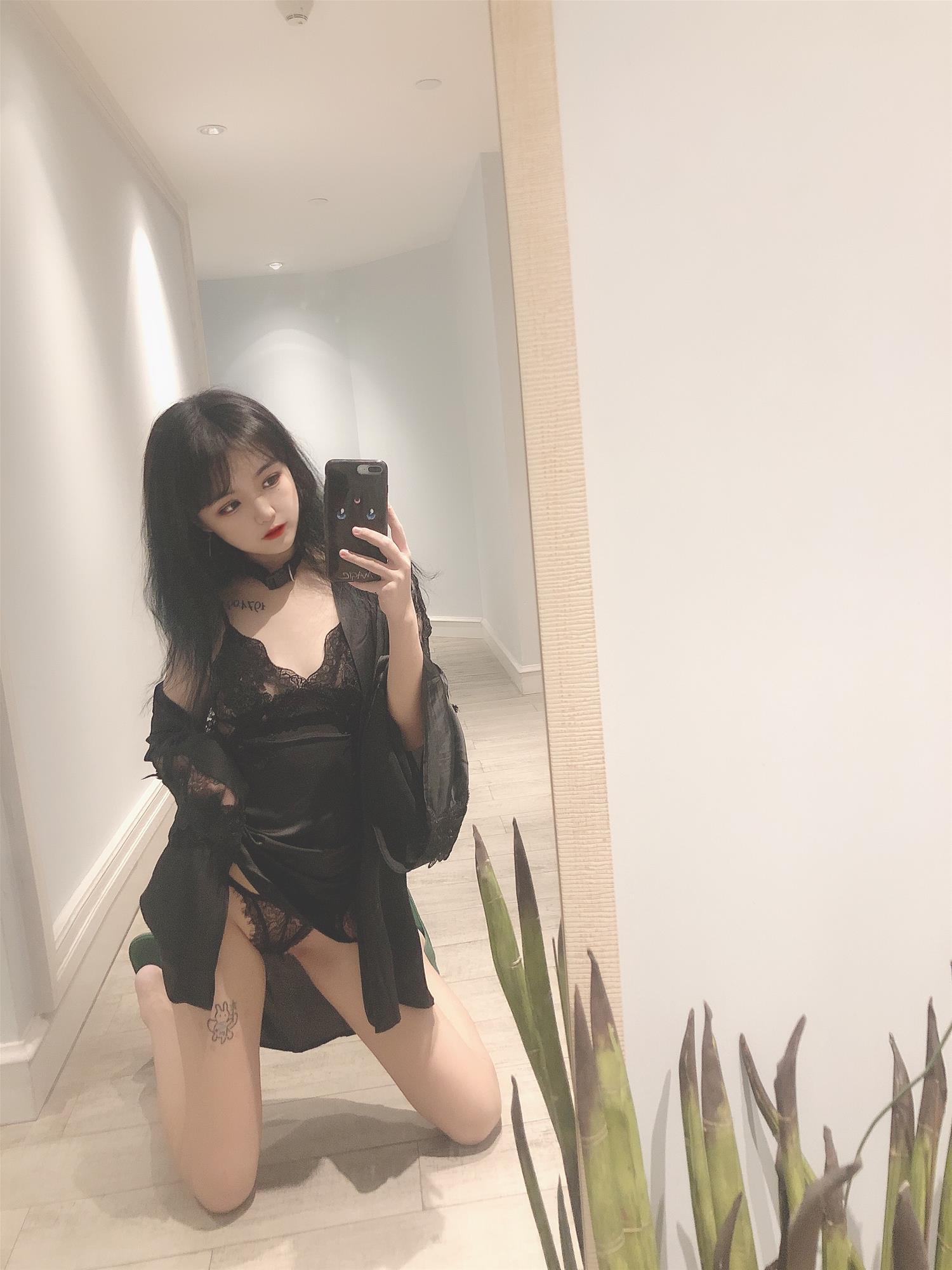 安妮 黑色睡衣 [35P2V-121MB]