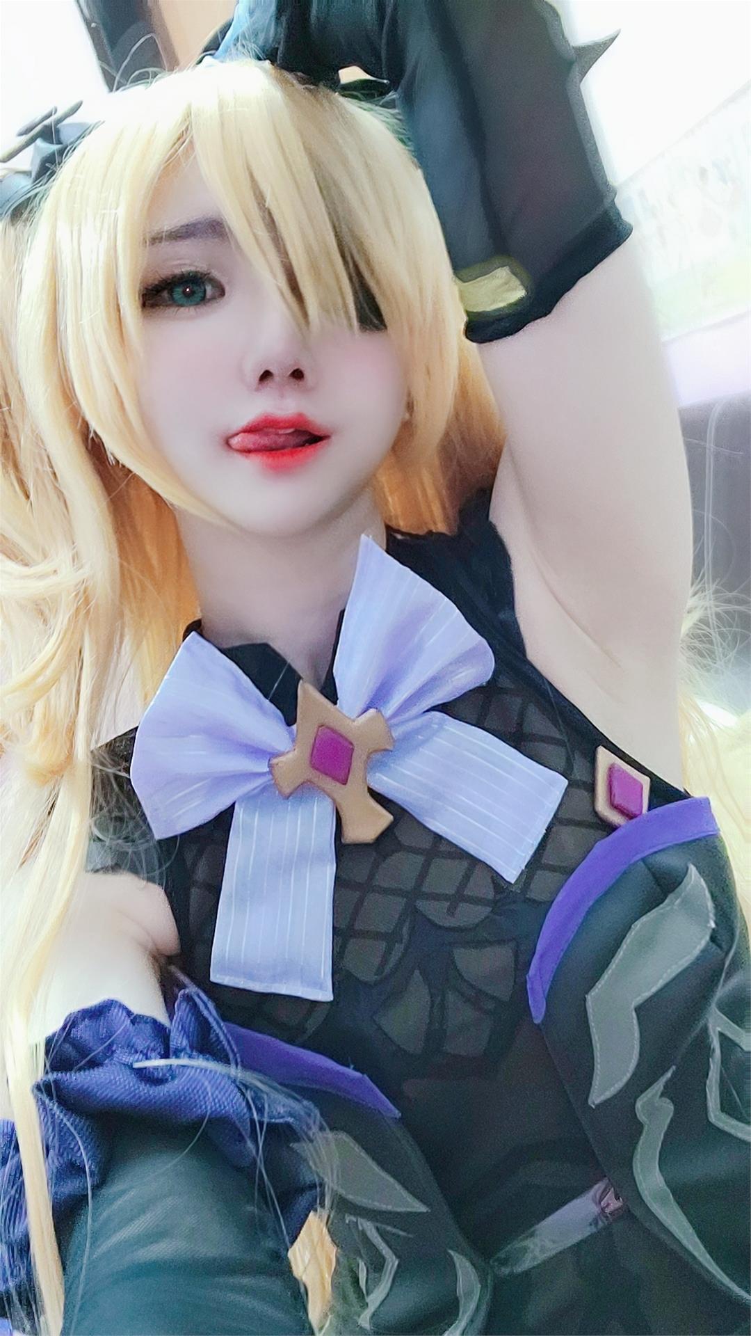 Sally Dorasnow Fischl Selfie [15P-19MB]