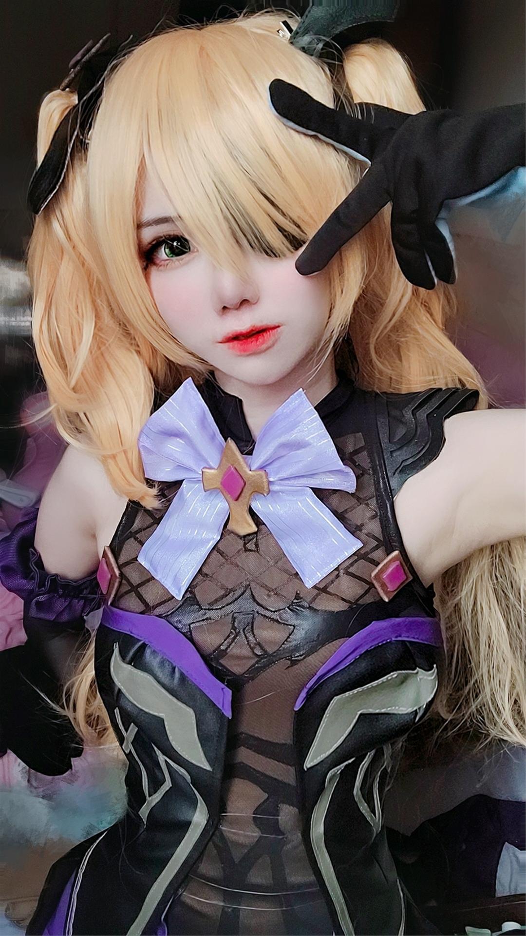 Sally Dorasnow Fischl Selfie [15P-19MB]