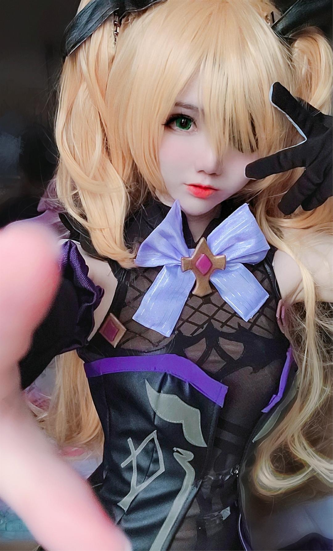 Sally Dorasnow Fischl Selfie [15P-19MB]