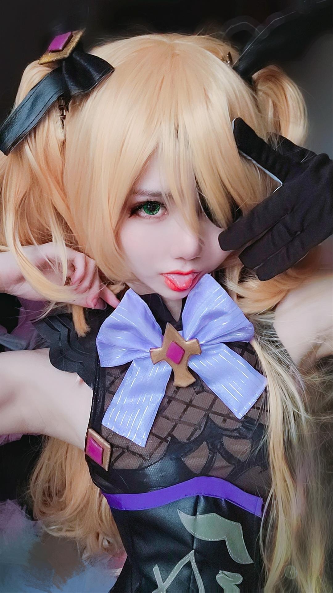 Sally Dorasnow Fischl Selfie [15P-19MB]