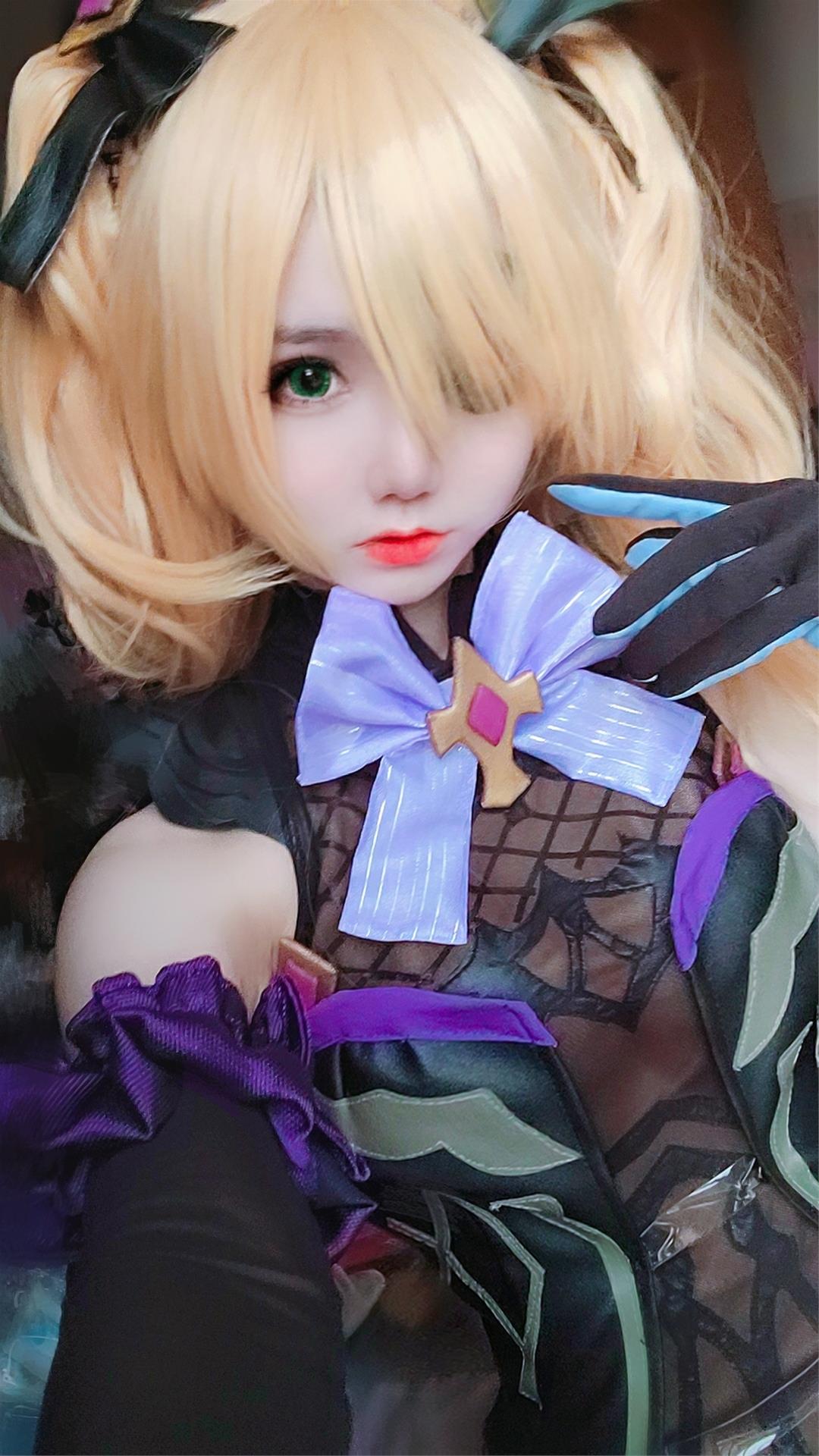 Sally Dorasnow Fischl Selfie [15P-19MB]