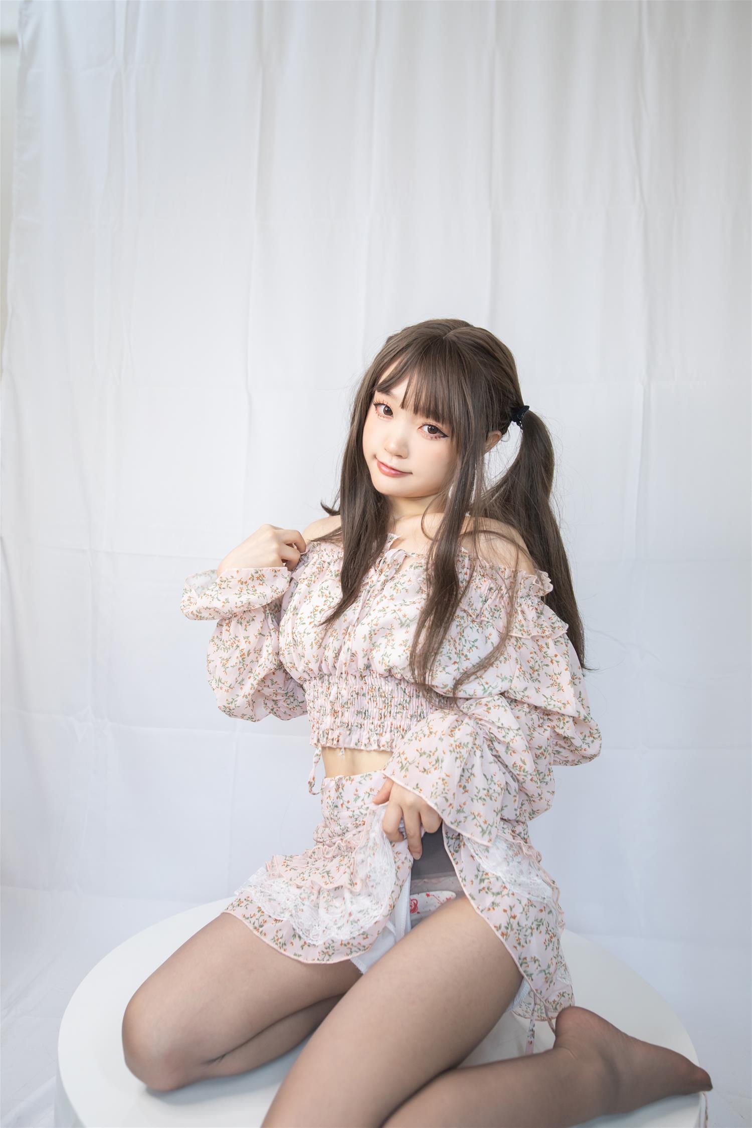 神沢永莉 灰丝花裙子 [26P-218MB]