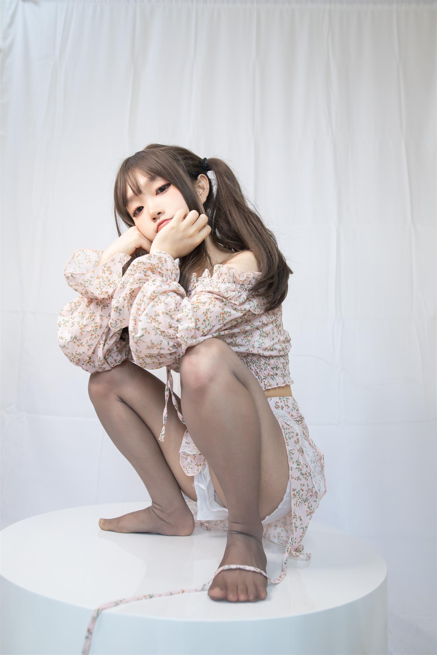 神沢永莉 灰丝花裙子 [26P-218MB]