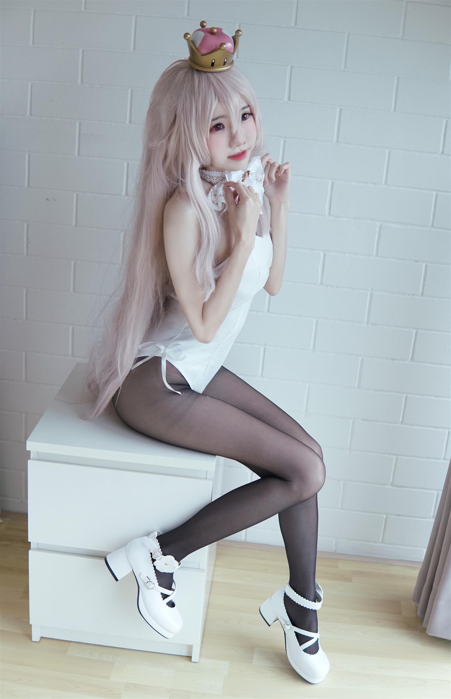 Sally Dorasnow Super Crown Boo [18P-84MB]