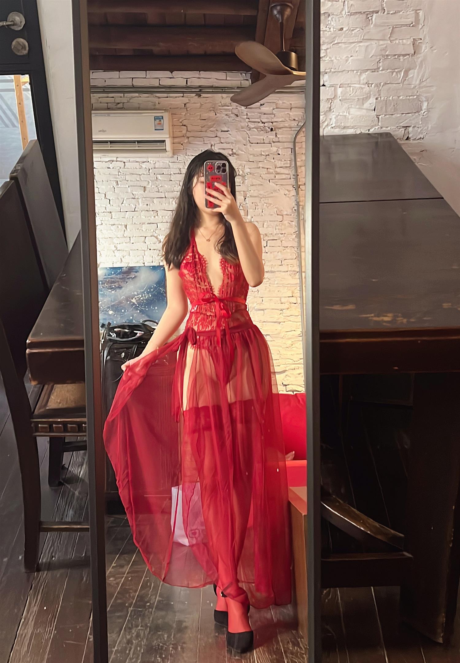 不呆猫 霸气红色人妻 [57P1V-1.77GB]