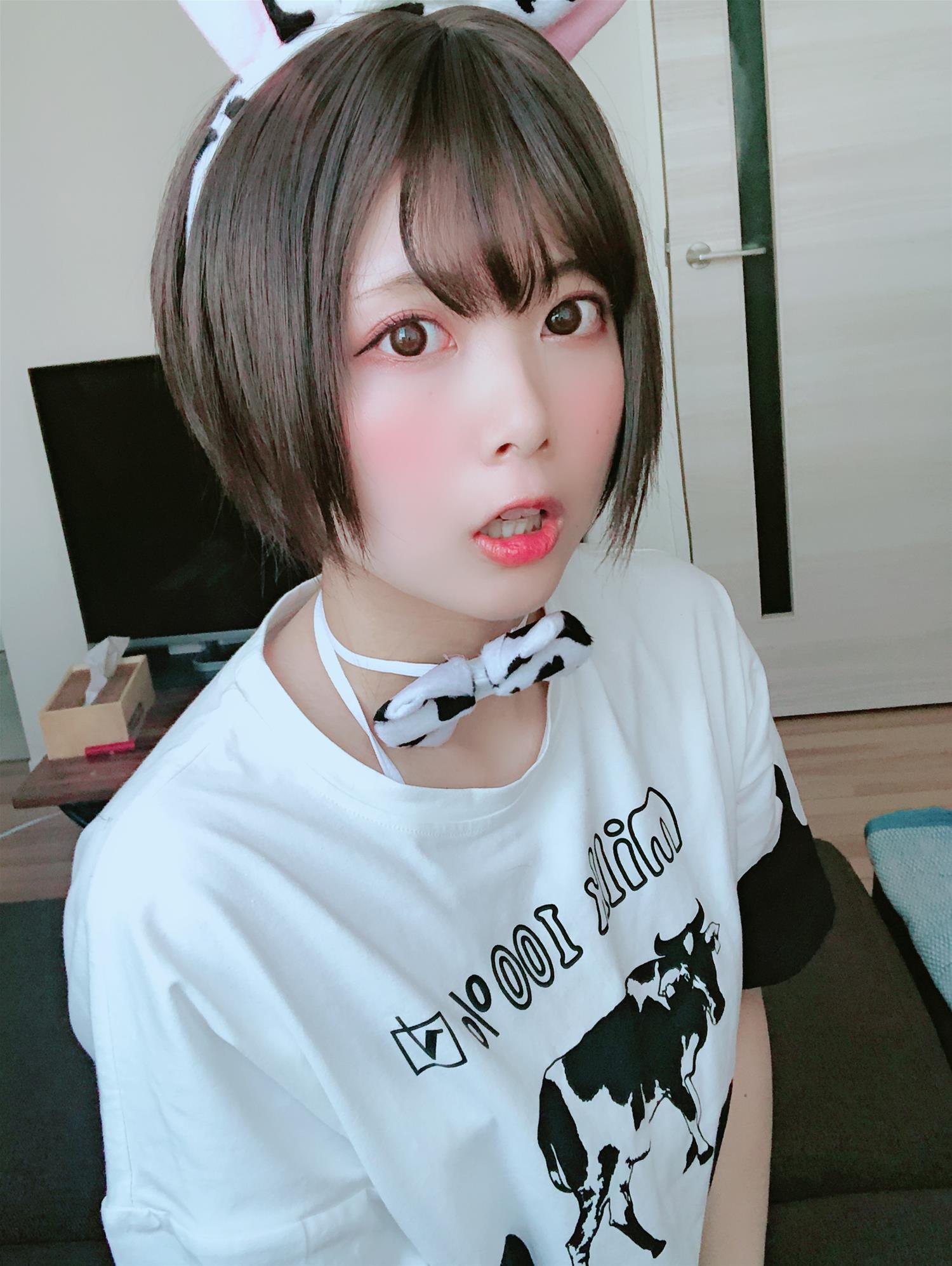 Tomiko (とみこ)  Fantia 下乳でとる牛🐄 [43P1V-104MB]