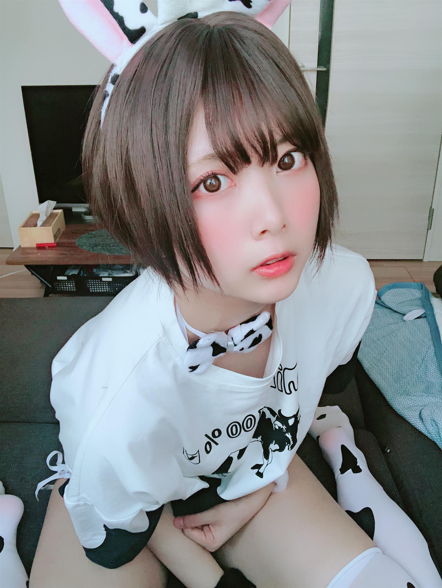 Tomiko (とみこ)  Fantia 下乳でとる牛🐄 [43P1V-104MB]