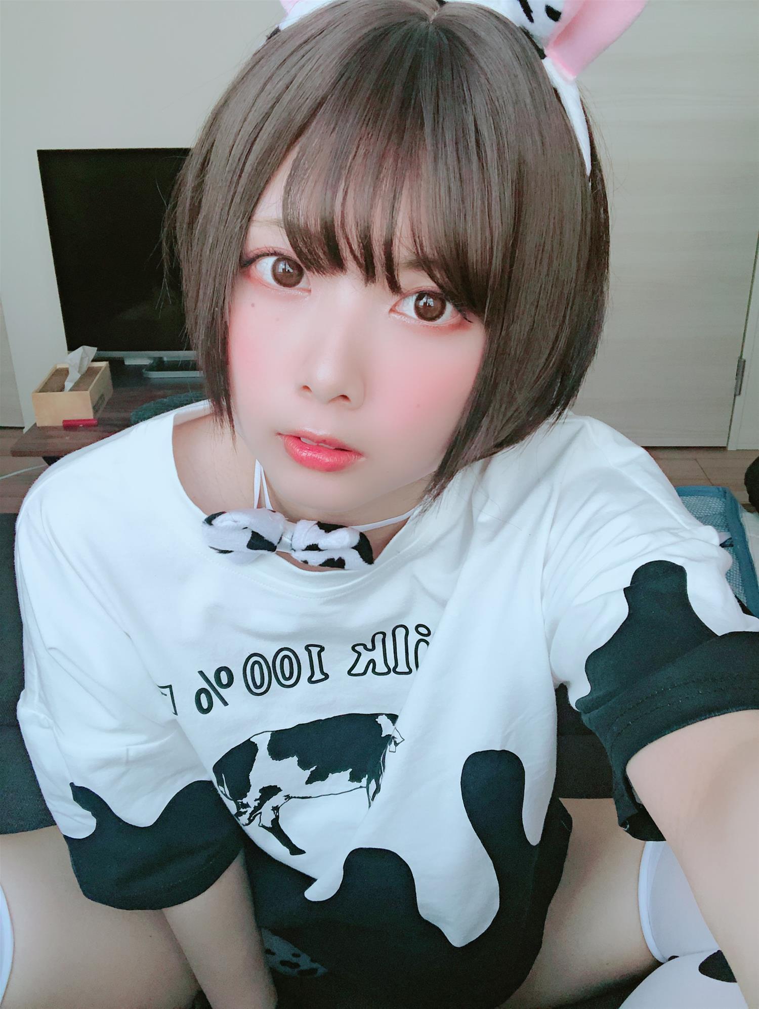 Tomiko (とみこ)  Fantia 下乳でとる牛🐄 [43P1V-104MB]