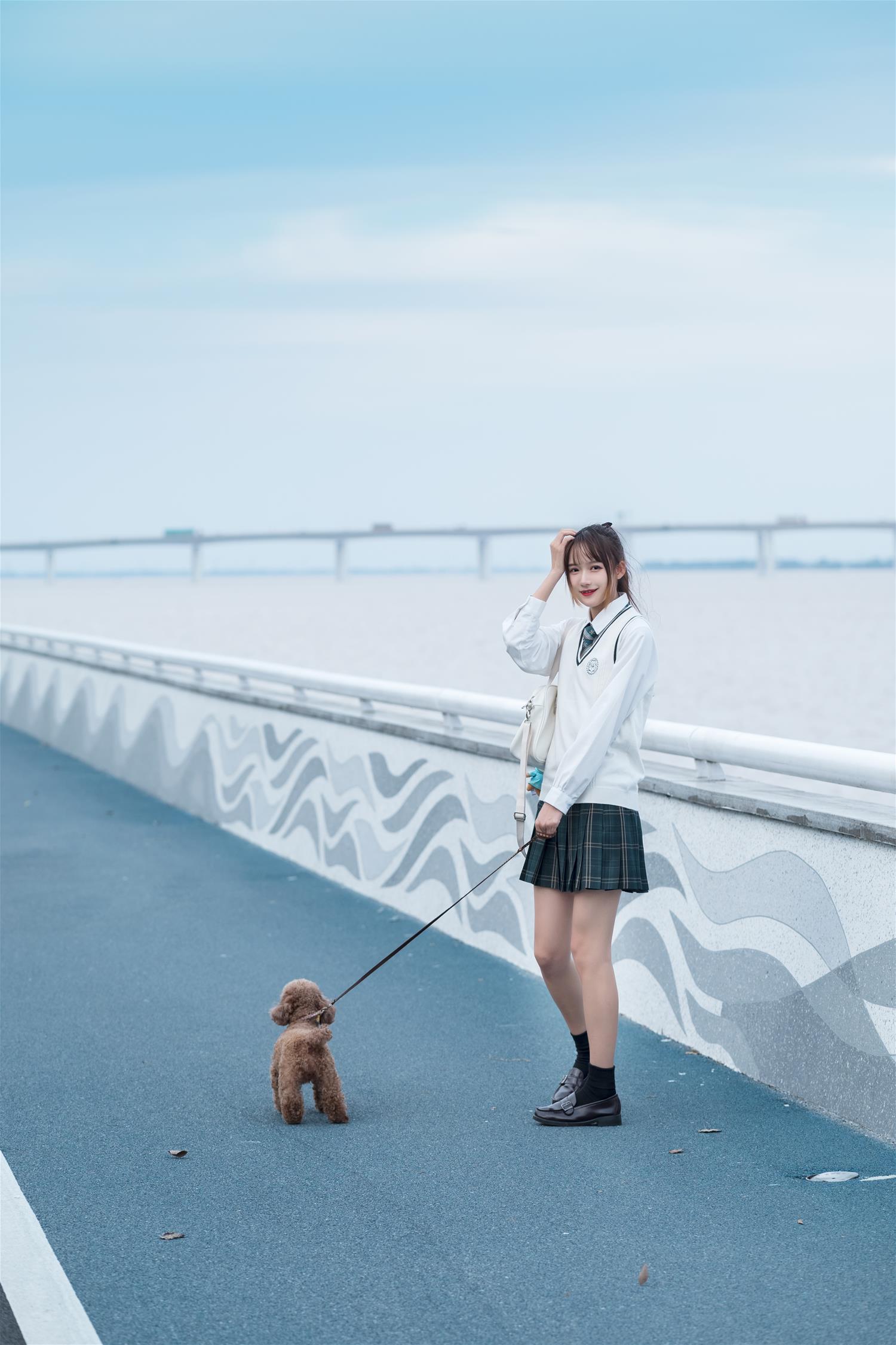 兔子zzz 青草味的河堤 [25P-288MB]