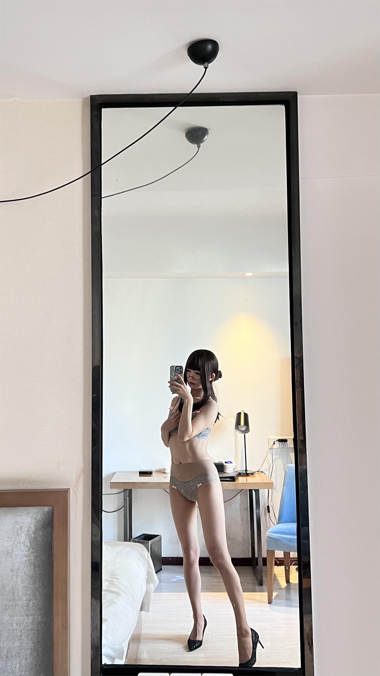 51酱 真空无内肉丝 [52P7V-421MB]