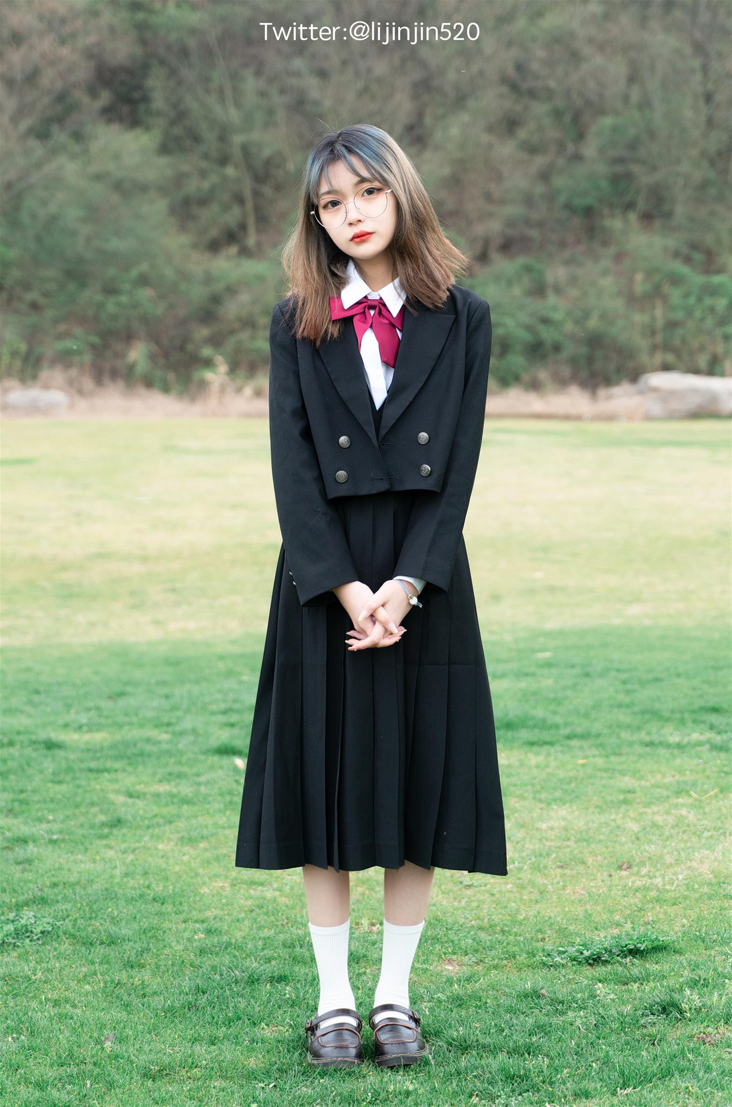 梨瑾瑾 户外黑长服 [20P-263MB]