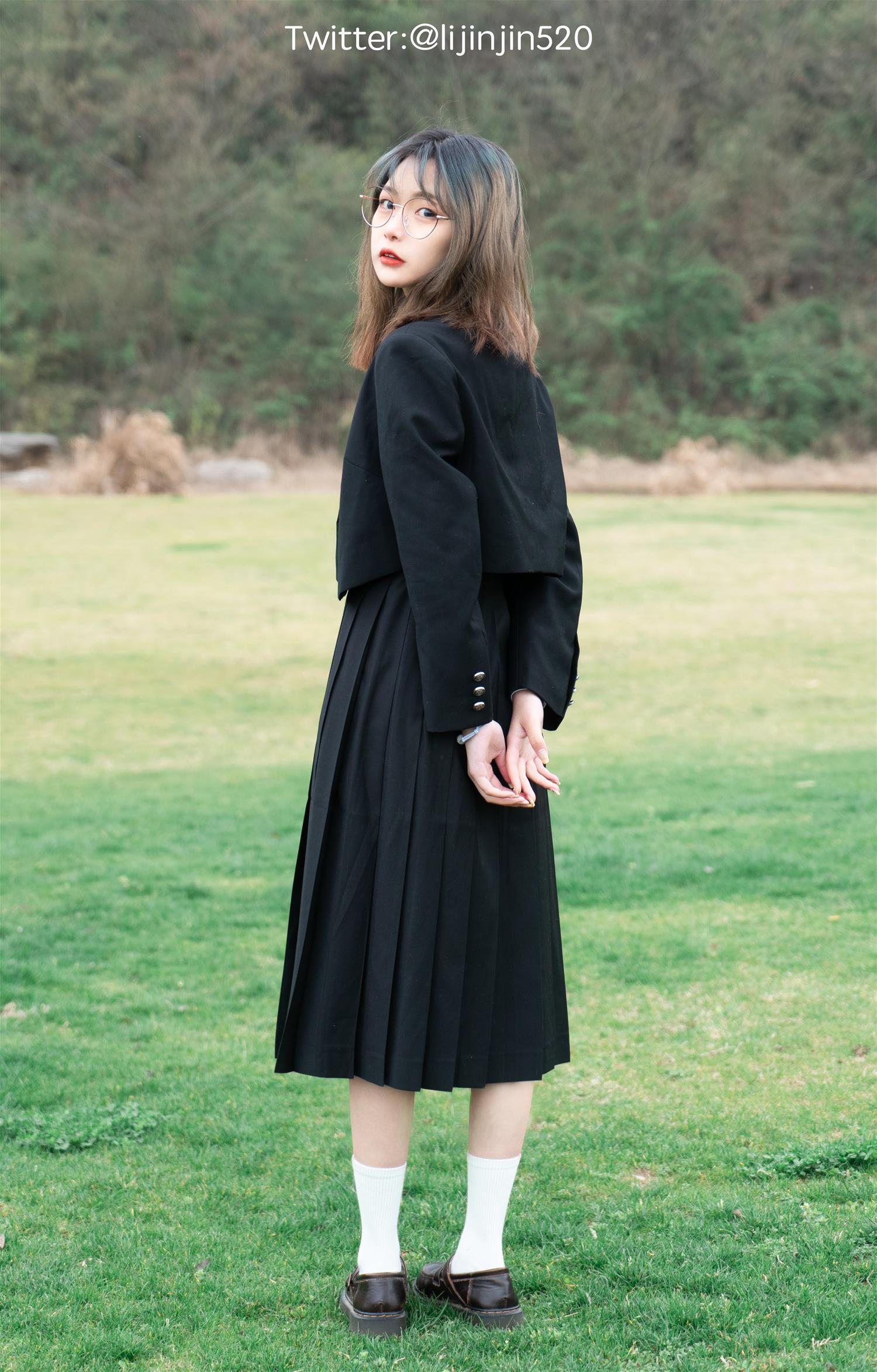 梨瑾瑾 户外黑长服 [20P-263MB]