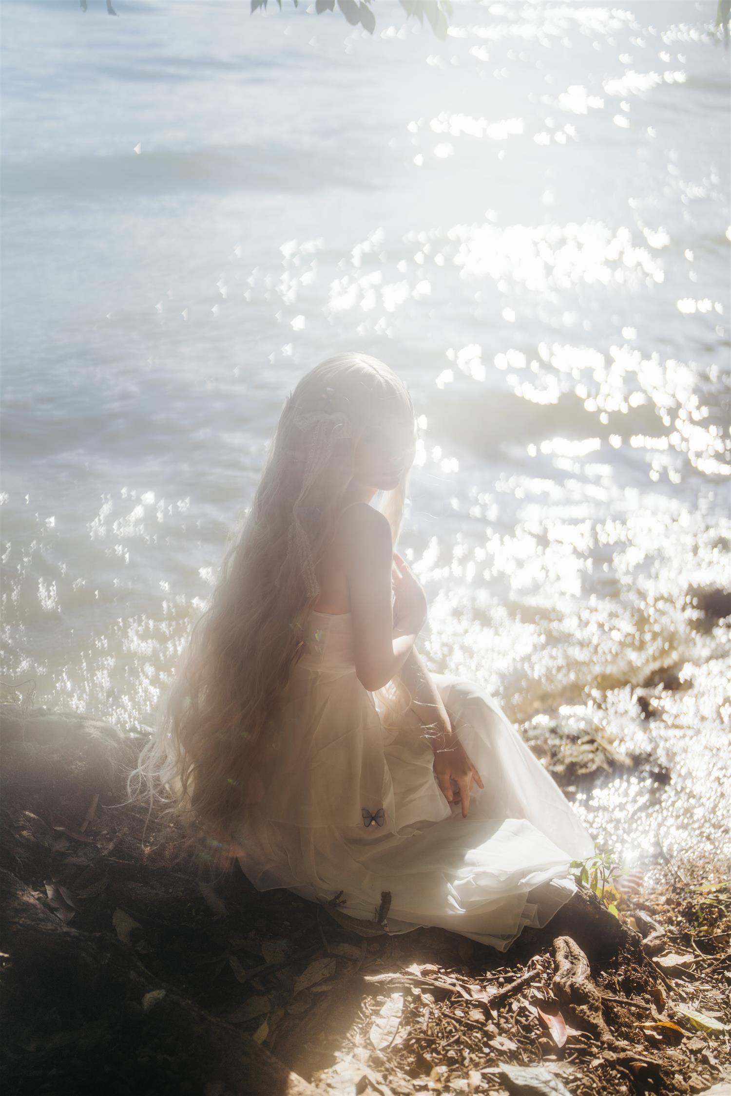 是三不是世 湖边白裙 [15P-232MB]