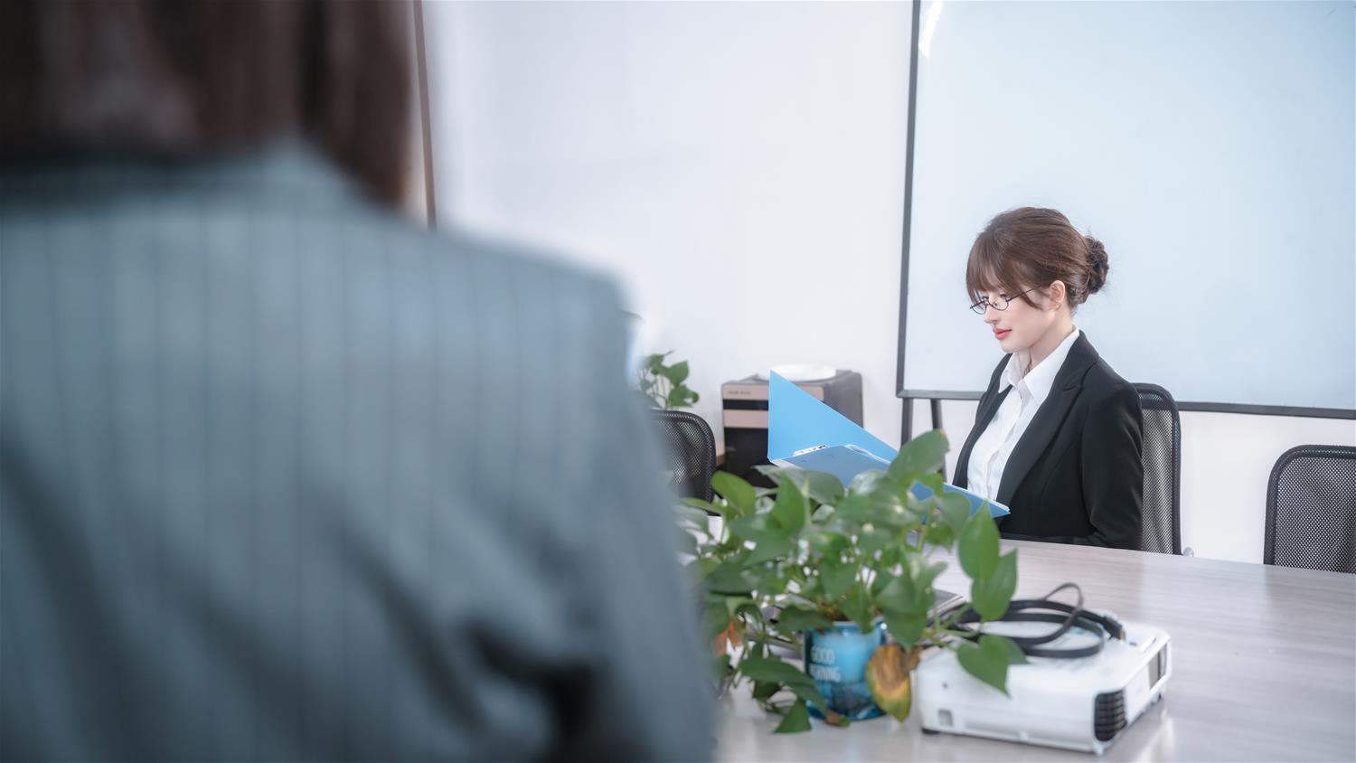 鹿八岁 女上司和女下属 [70P3V-1.00GB]