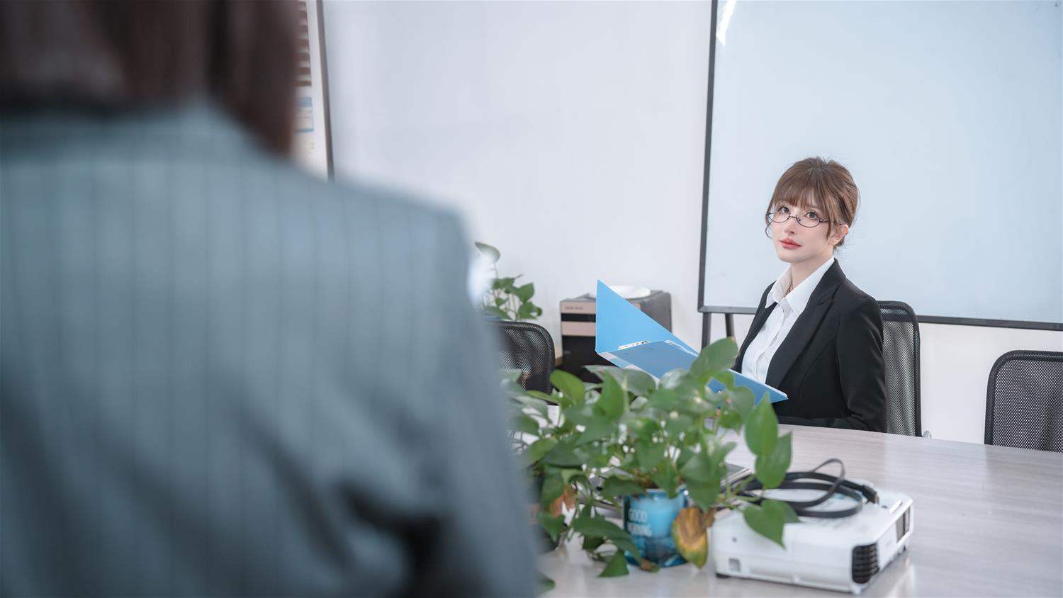 鹿八岁 女上司和女下属 [70P3V-1.00GB]