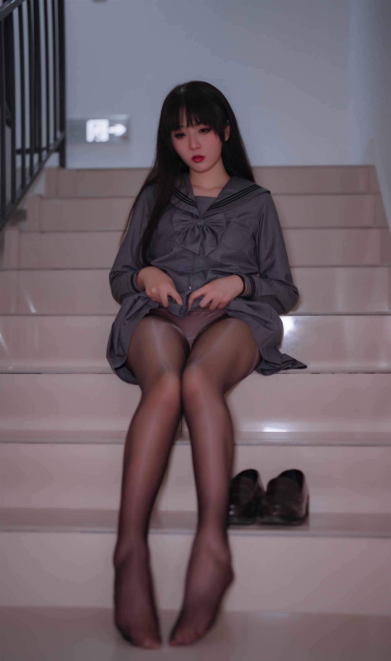 轩萧学姐 楼道+车库 [91P-275MB]