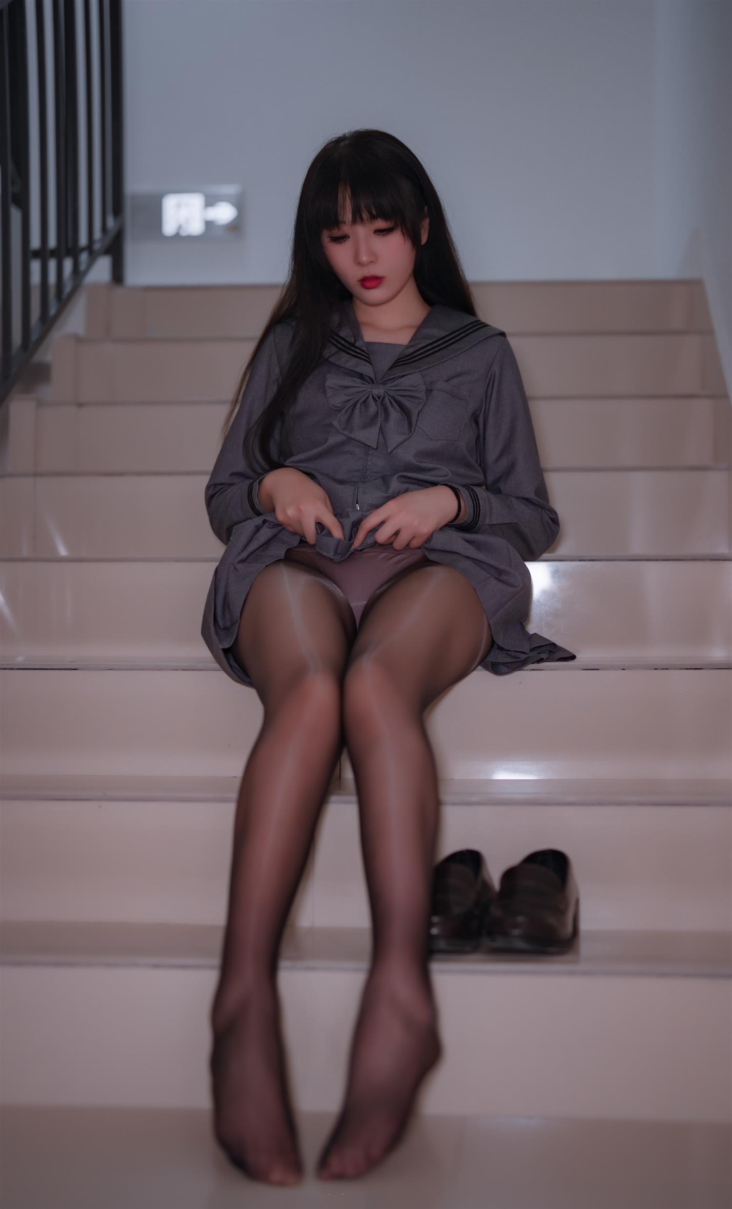 轩萧学姐 楼道+车库 [91P-275MB]