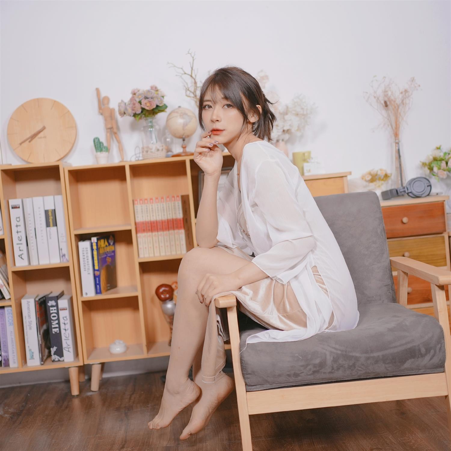 B站羊小雪 白色休闲 [13P-56MB]