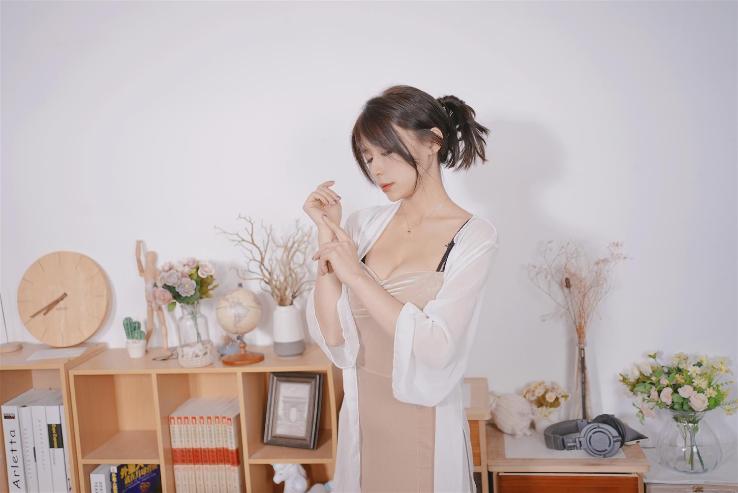 B站羊小雪 白色休闲 [13P-56MB]