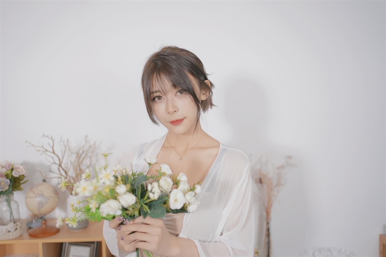 B站羊小雪 白色休闲 [13P-56MB]