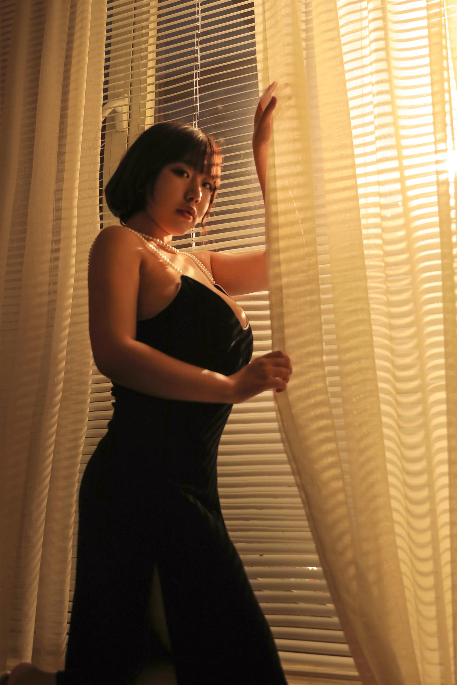 穆零Mu0 温泉泳装 港风黑色小吊带 [15P-199MB]