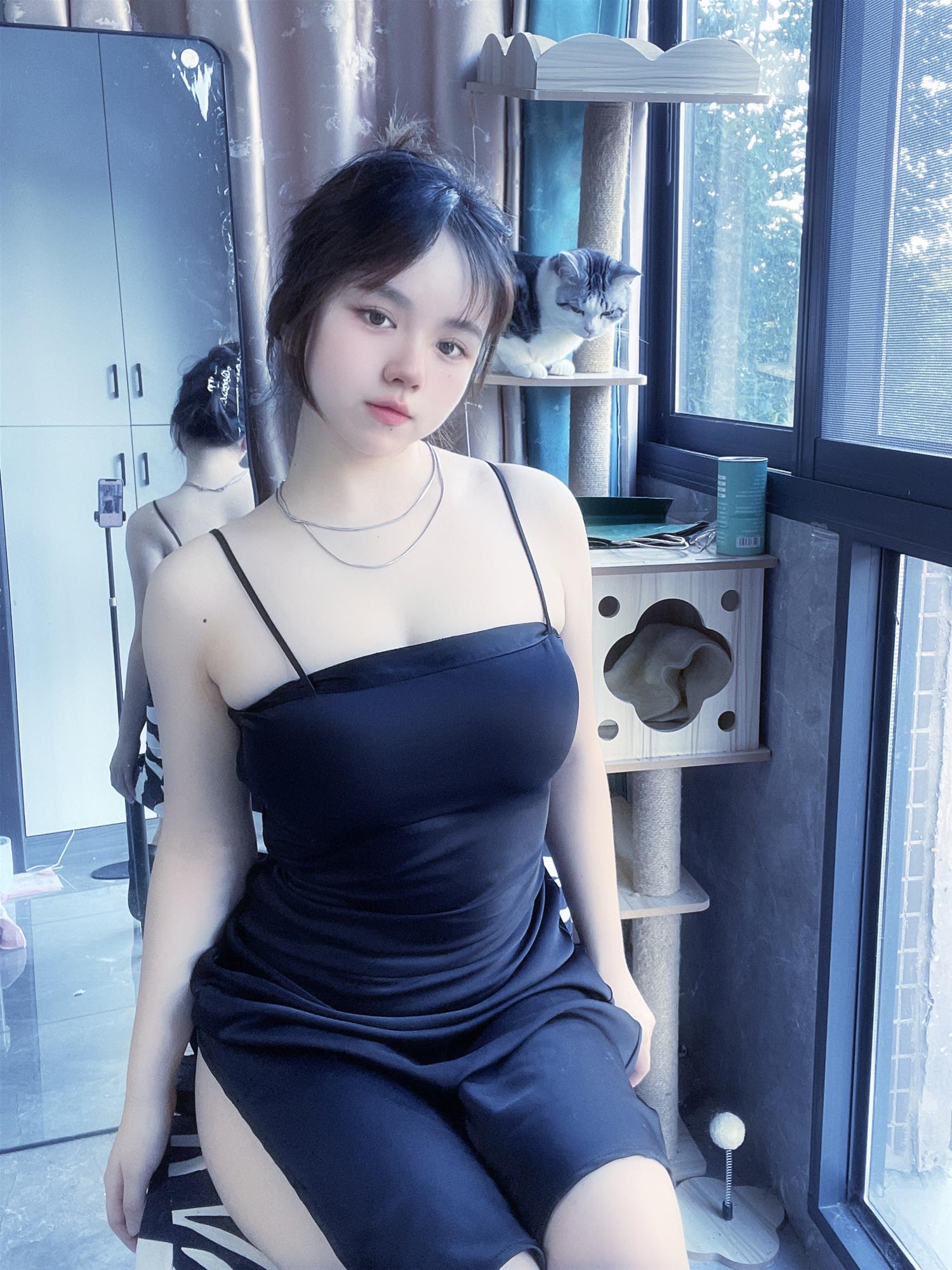 葱油饼er 黑色绸缎裙 [13P-47MB]