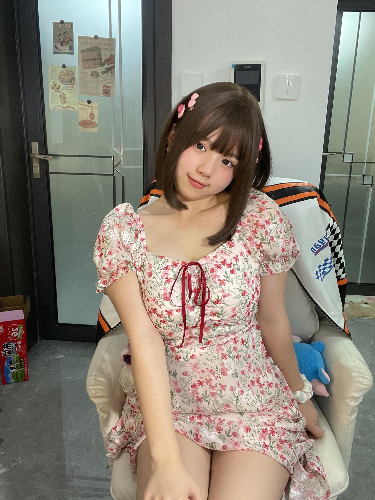 葱油饼er 碎花裙 [18P-27MB]