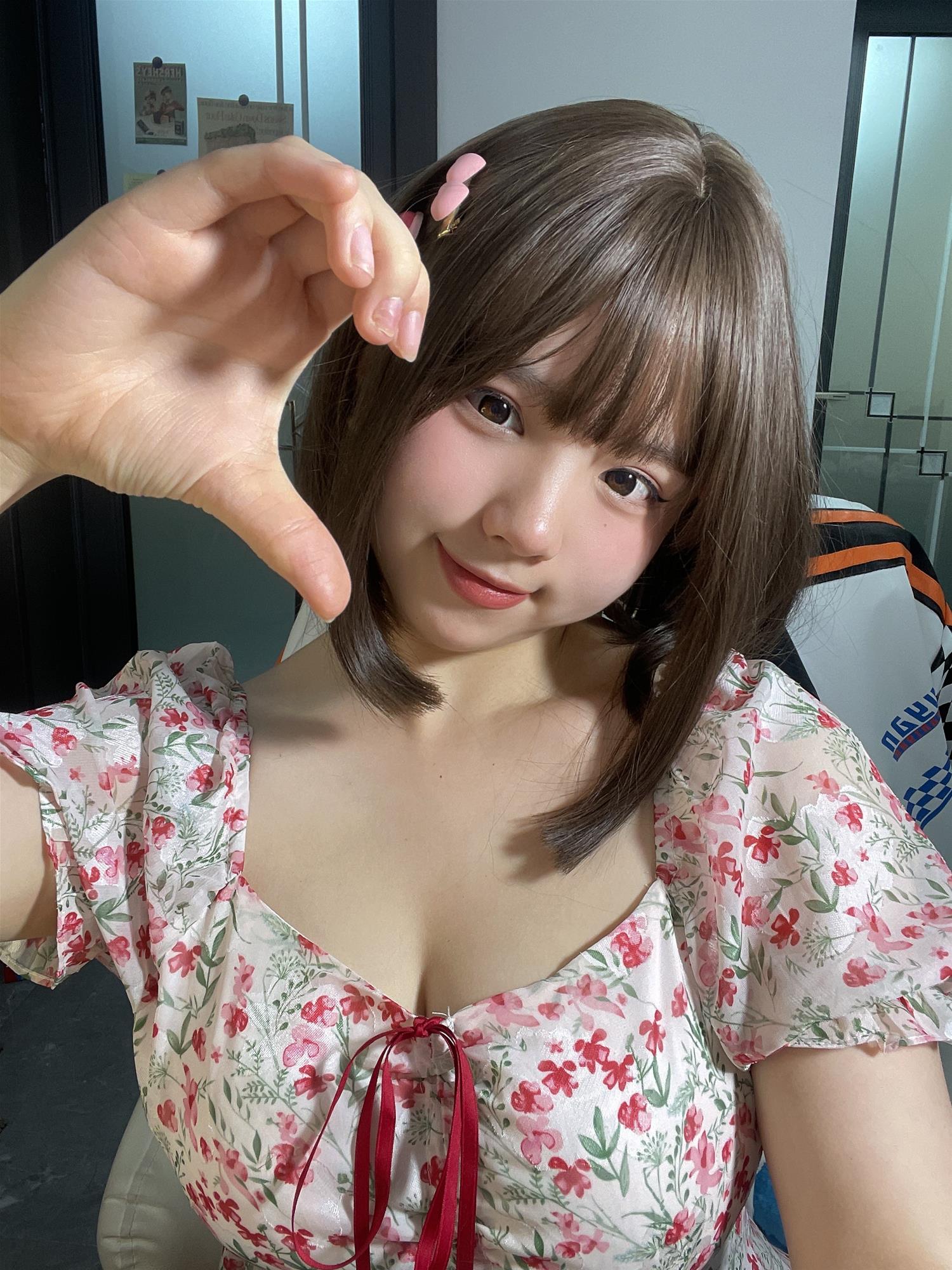 葱油饼er 碎花裙 [18P-27MB]