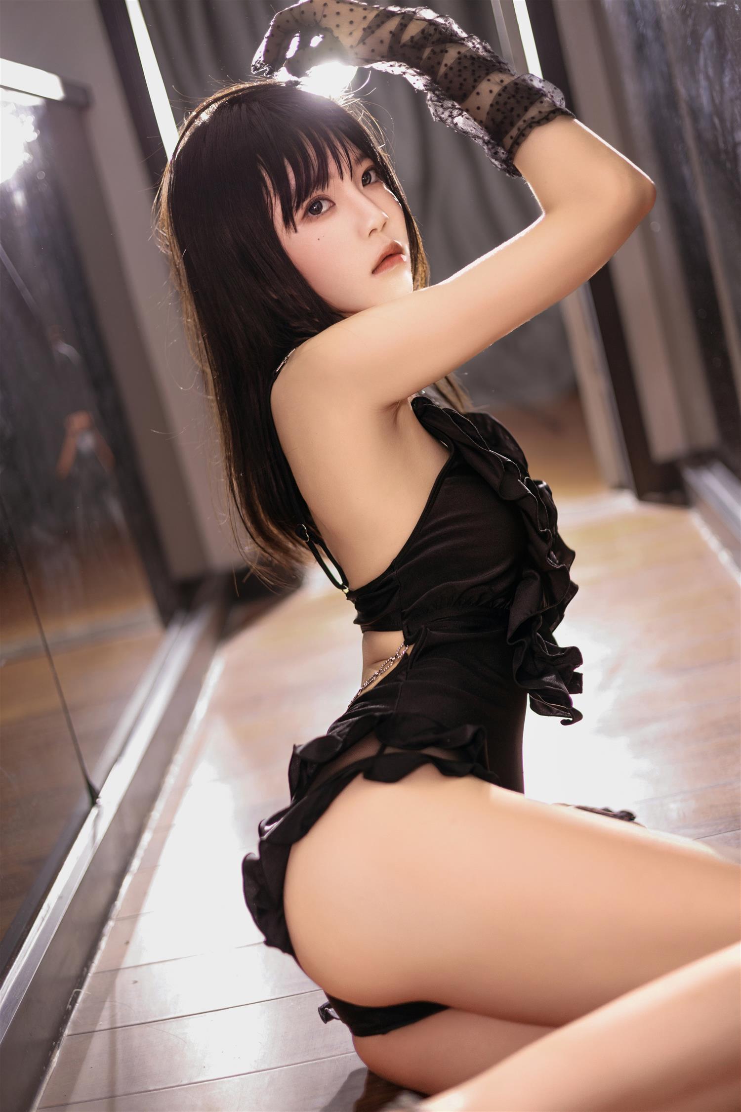 桜桃喵 银色高跟鞋 [26P-477MB]