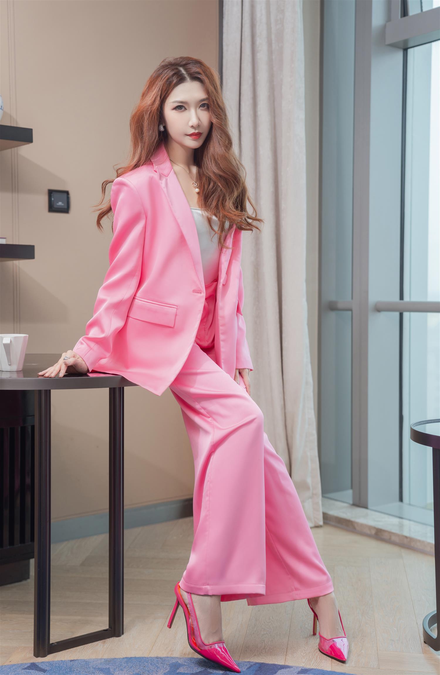 源纱希喵喵喵 与女上司一起出差的意外发现 [55P-1.55GB]