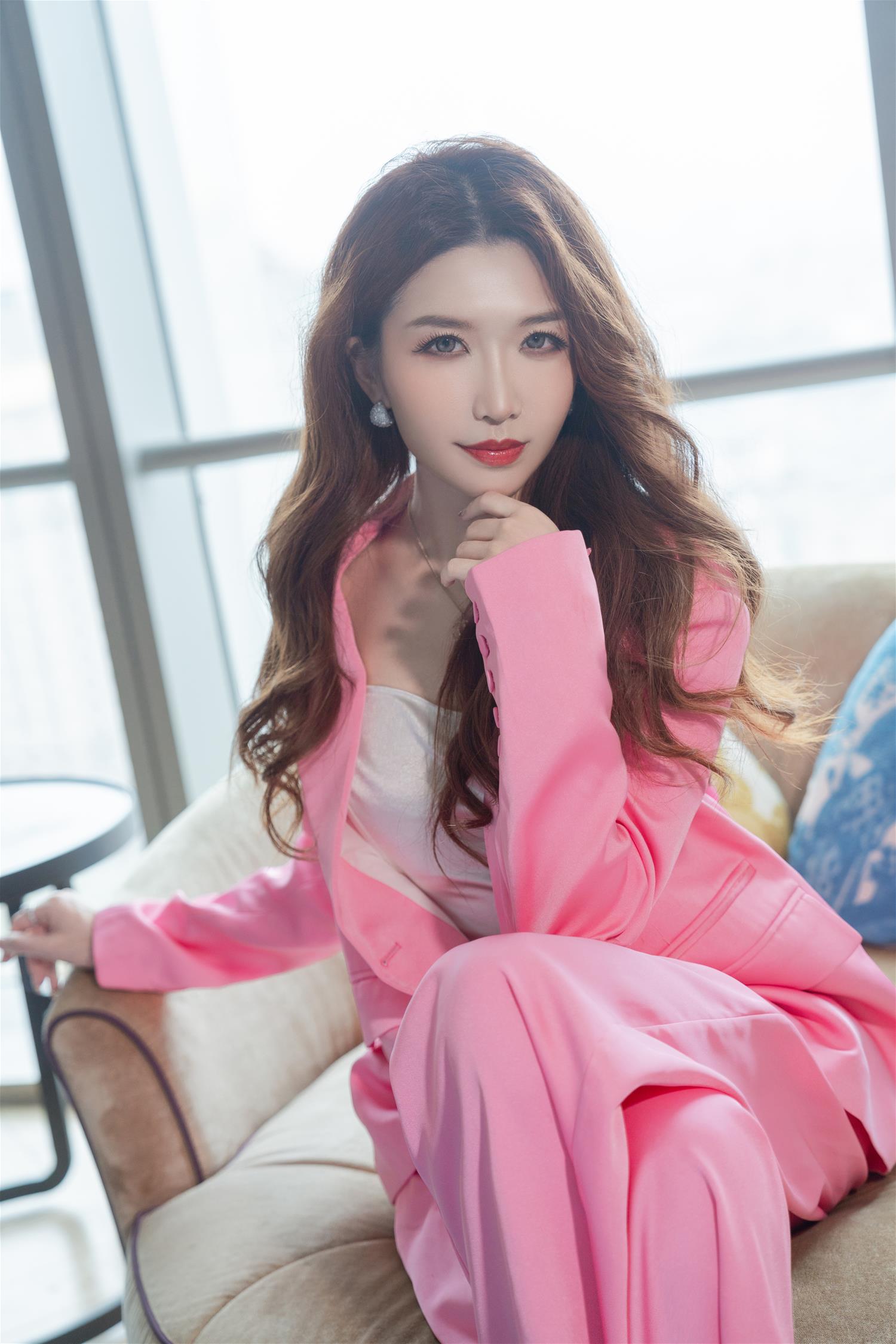 源纱希喵喵喵 与女上司一起出差的意外发现 [55P-1.55GB]