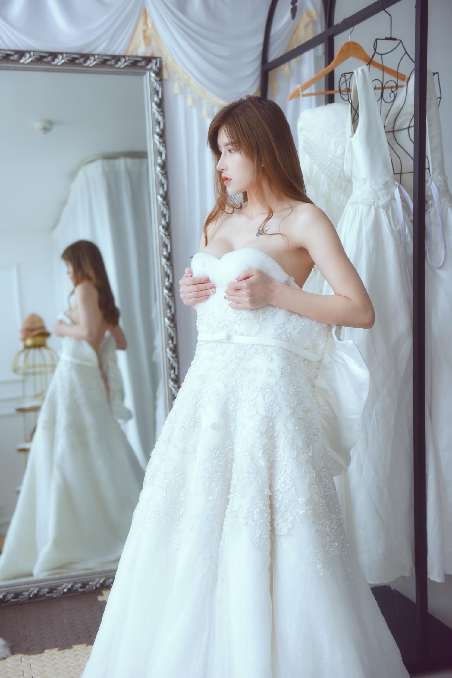 鹿八岁 白色婚纱 [59P1V-634MB]