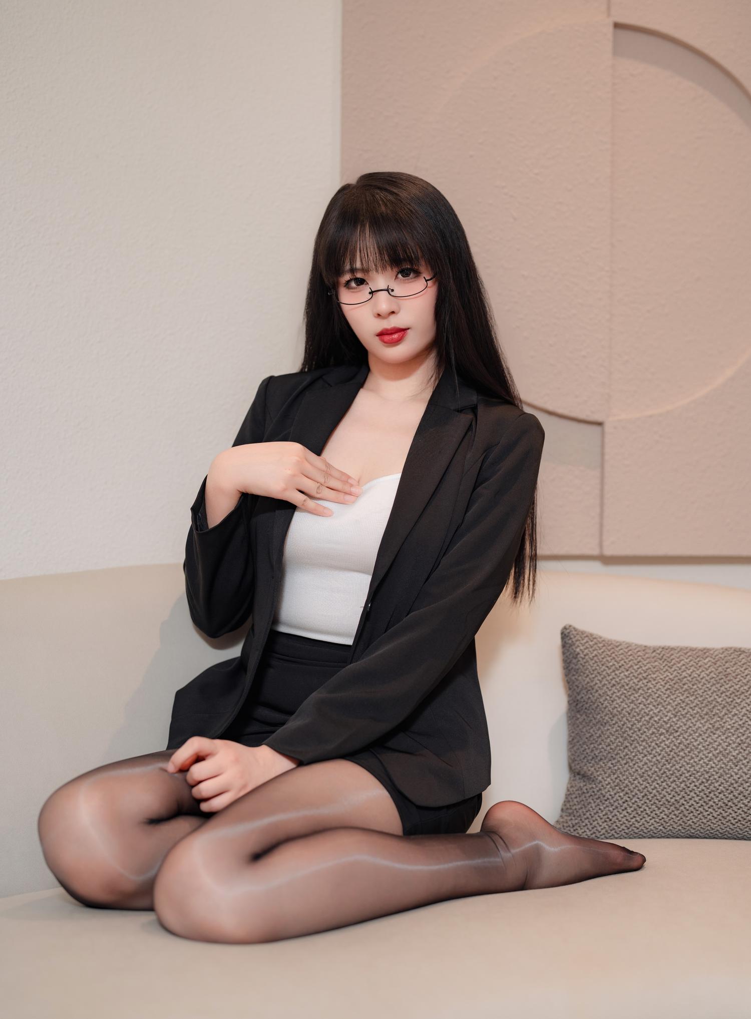 轩萧学姐 下班后OL [72P-255MB]