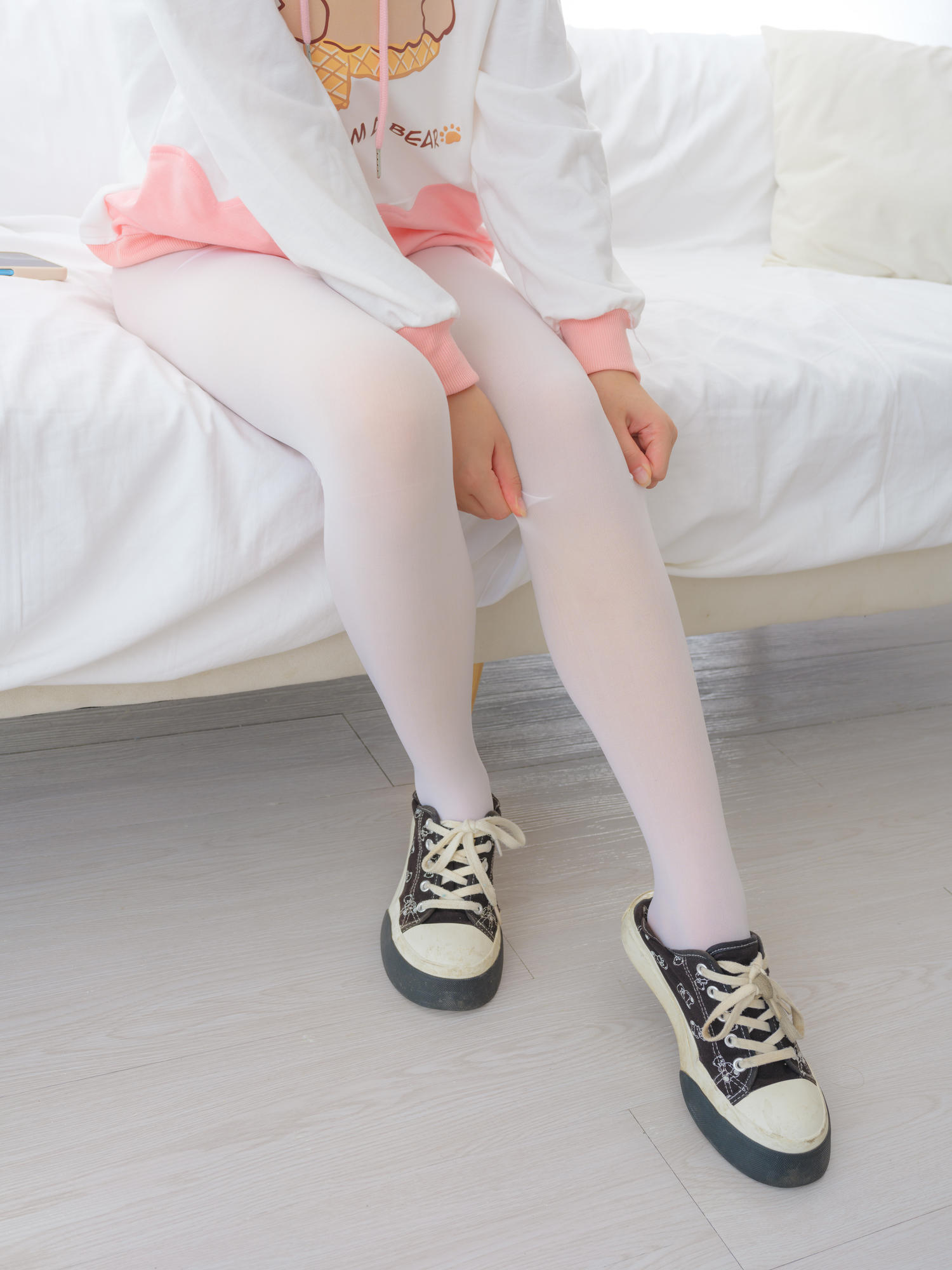 森萝财团 雨云-002 白丝 4K [144P1V-8.71GB]