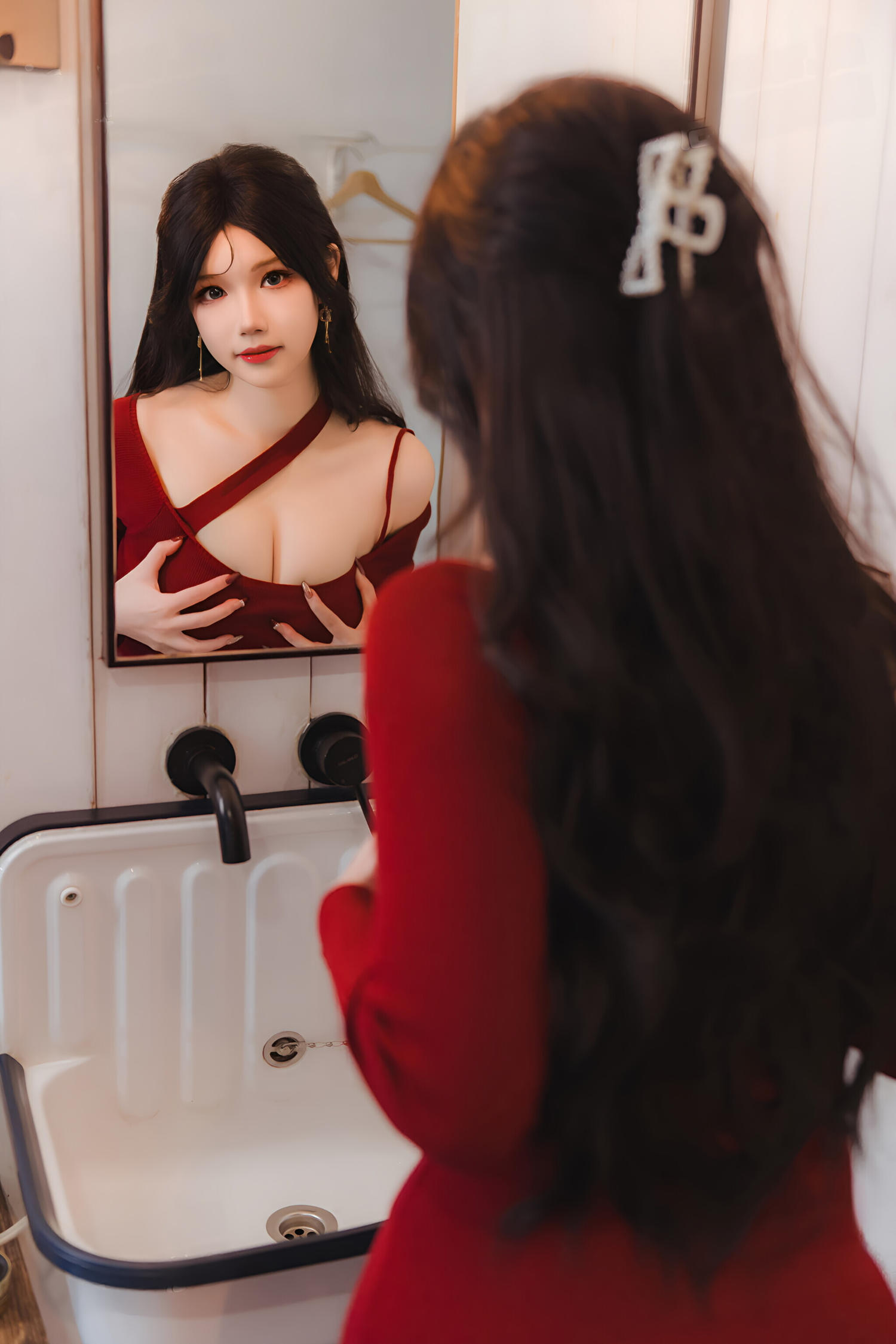 雪晴Astra 红裙黑丝小娇妻 [65P2V-1.68GB]