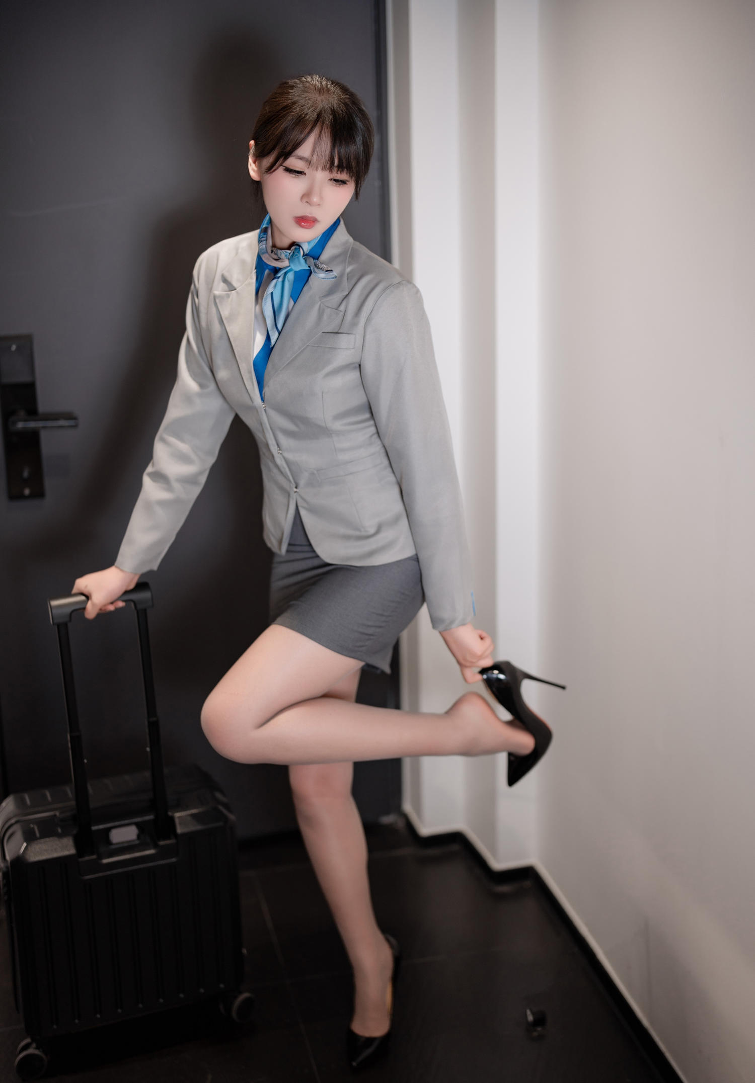 轩萧学姐 空姐室内灰丝 [37P-138MB]