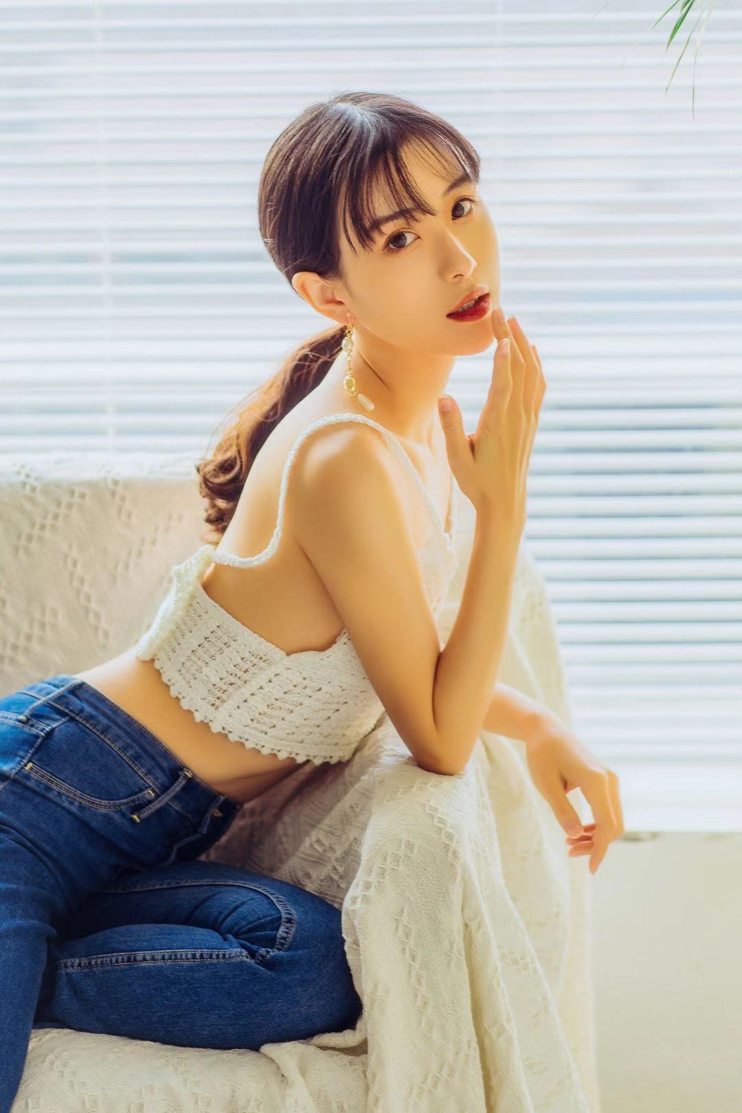 AAAyu阿玉 – 白色针织吊带 [33P]