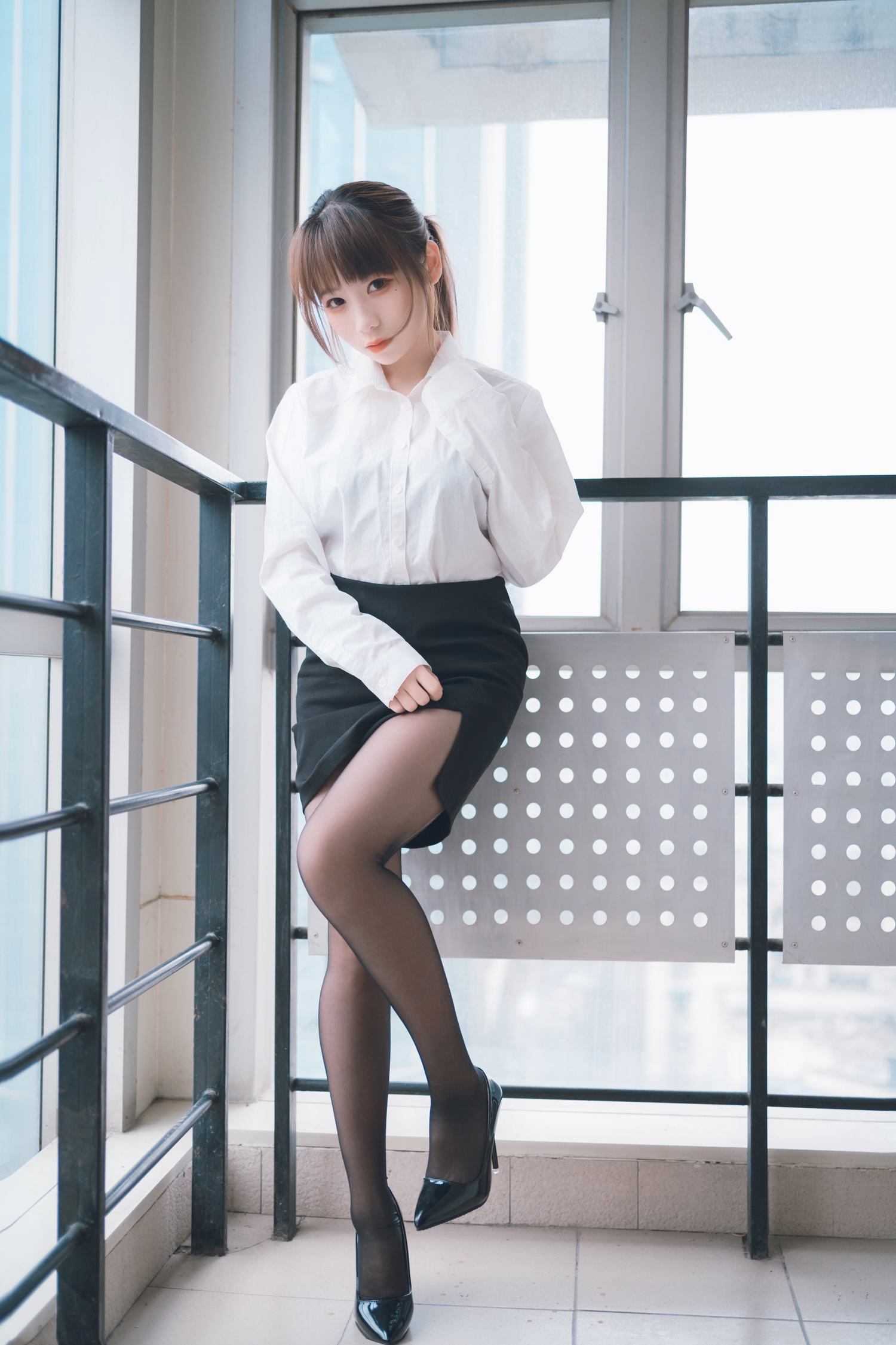 usejan（蓝蓝）- 楼梯间OL [44P]