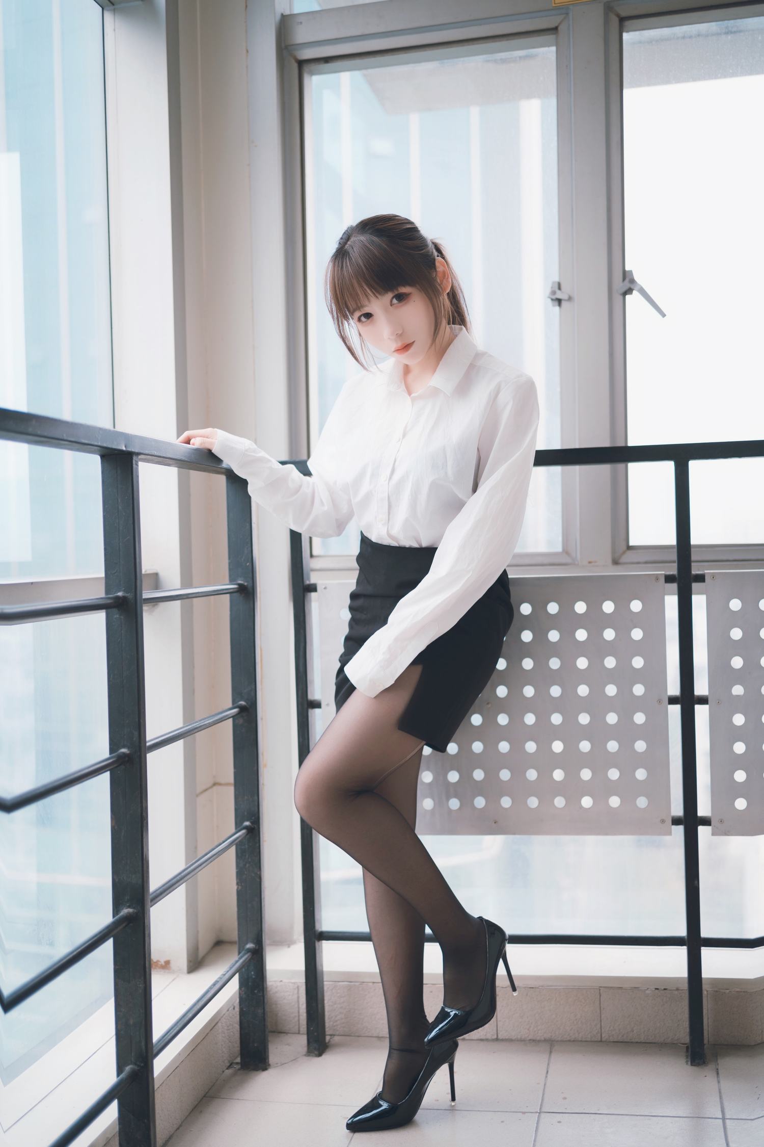 usejan（蓝蓝）- 楼梯间OL [44P]