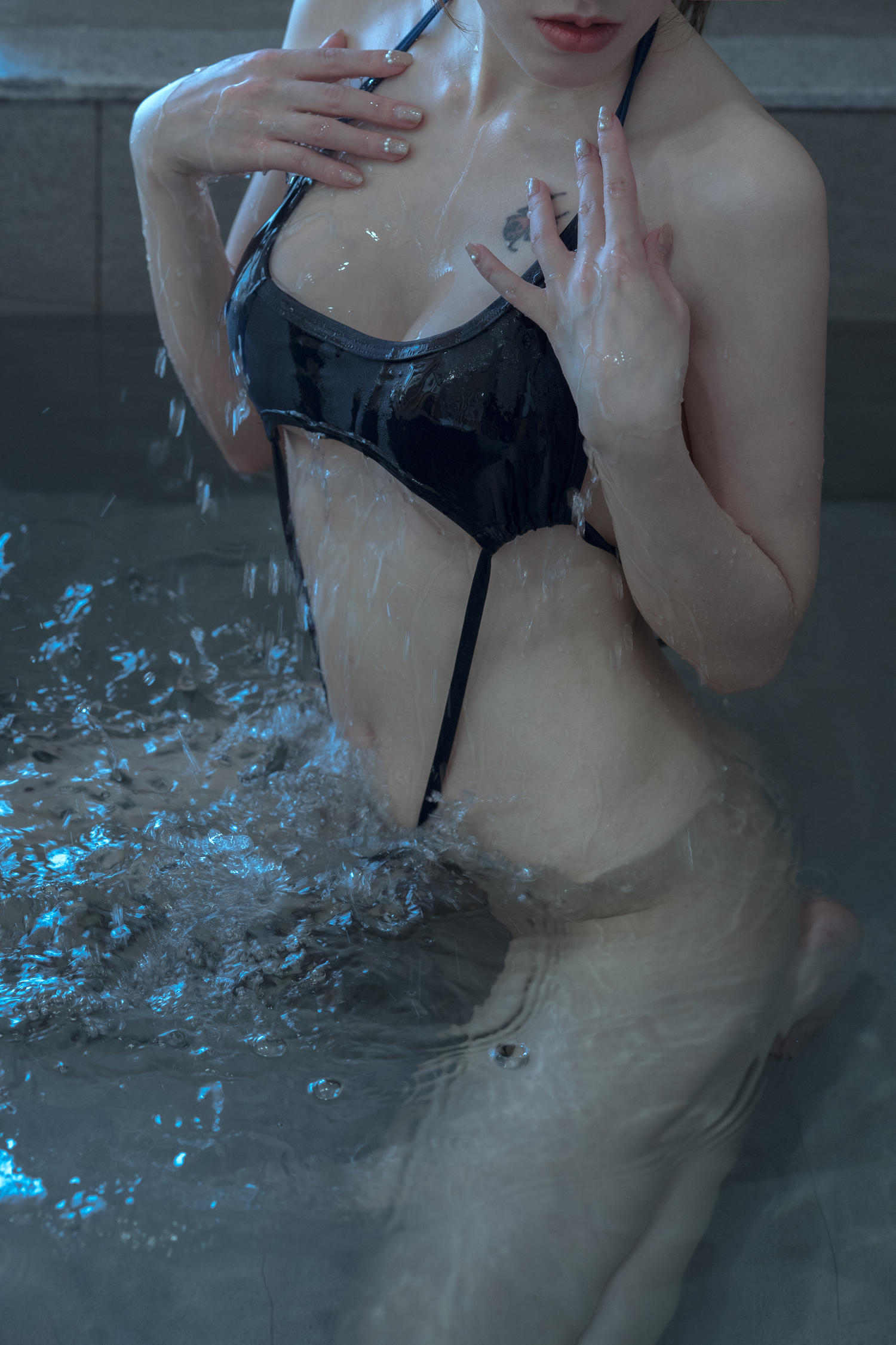 鹿八岁 浴缸比基尼 [40P1V-515MB]