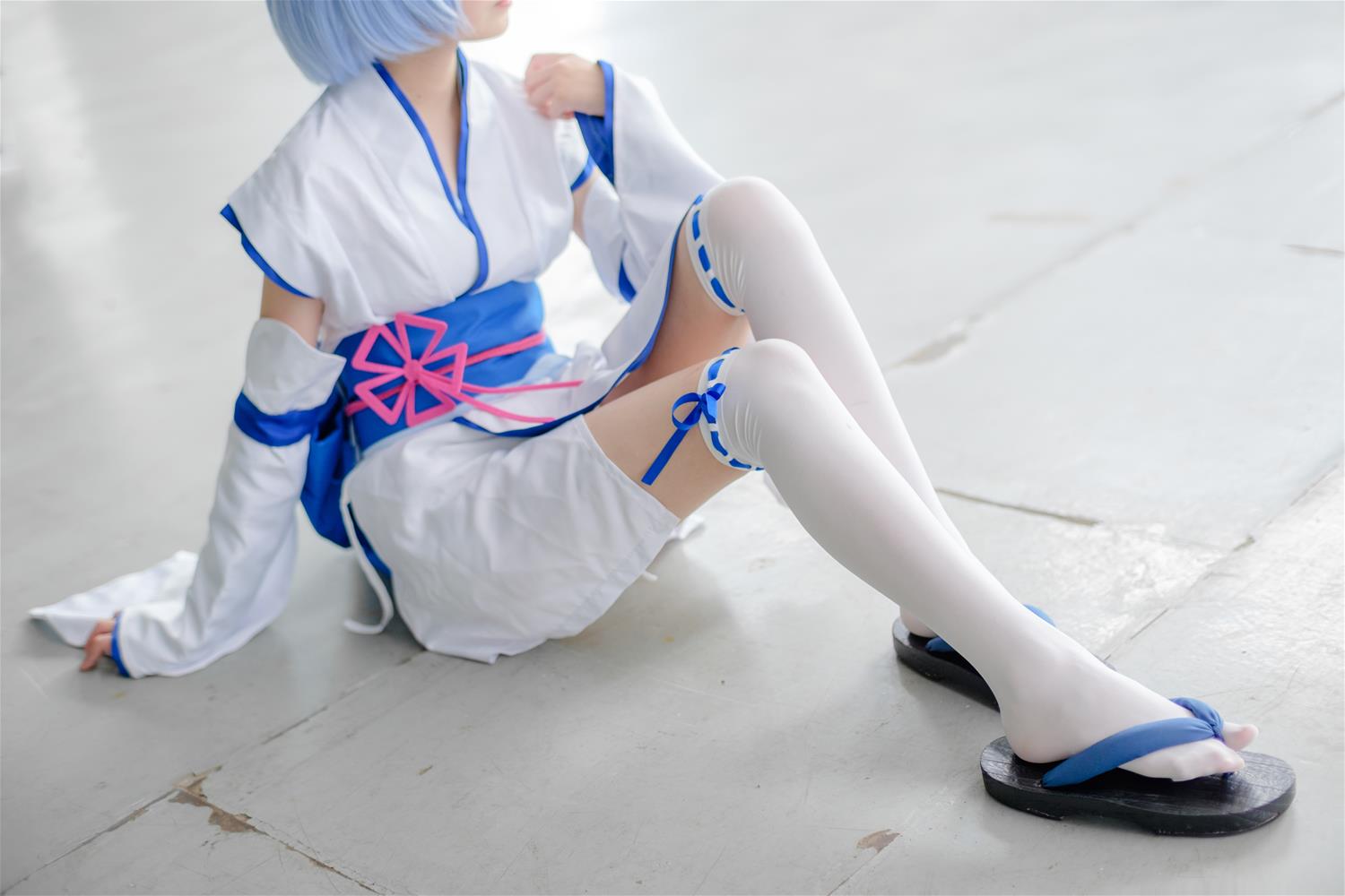 森萝财团 FREE-002 漫展cosplay白丝长腿特写 [15P-79MB]
