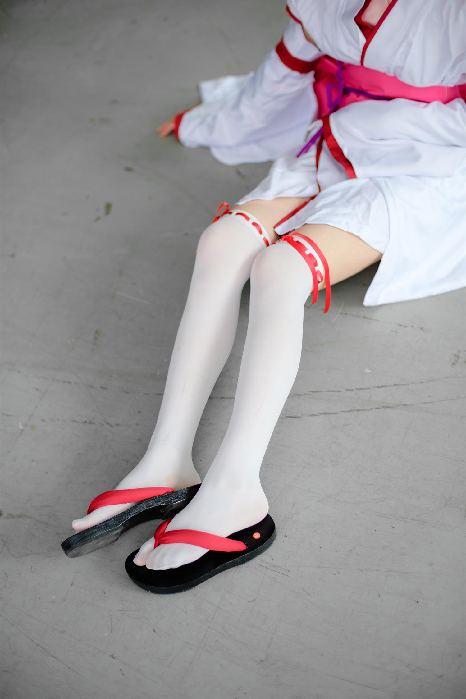 森萝财团 FREE-002 漫展cosplay白丝长腿特写 [15P-79MB]