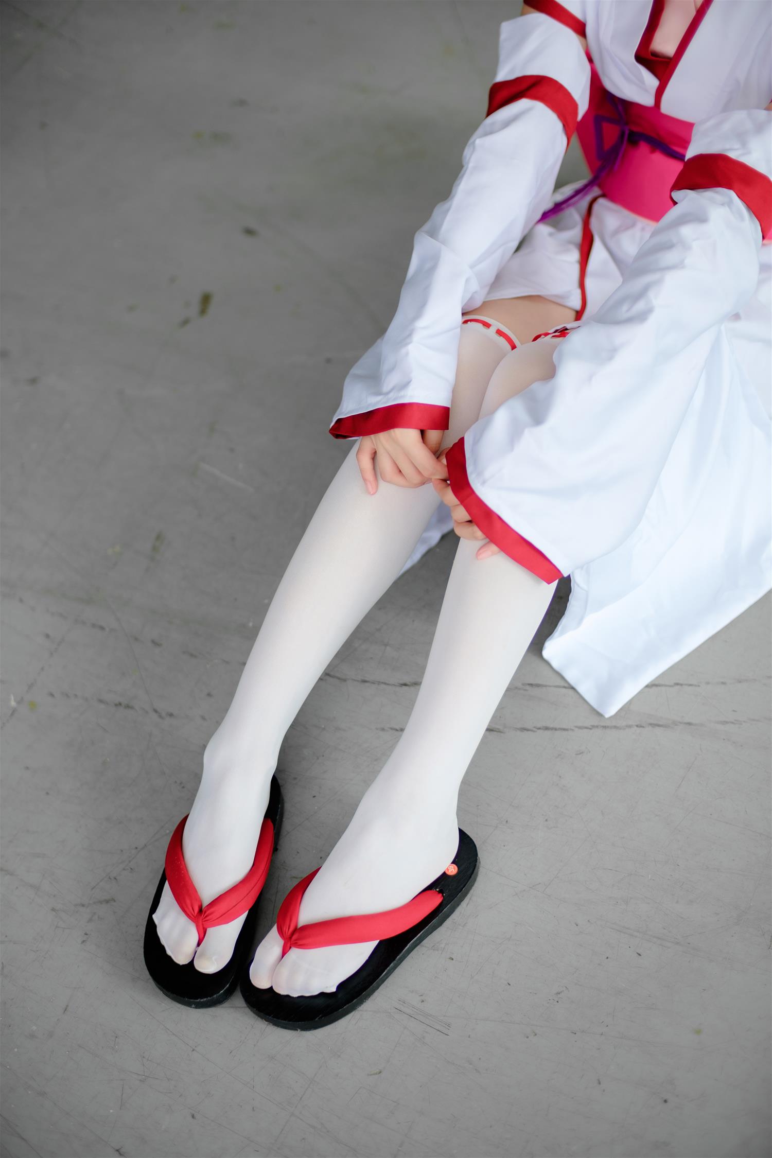 森萝财团 FREE-002 漫展cosplay白丝长腿特写 [15P-79MB]