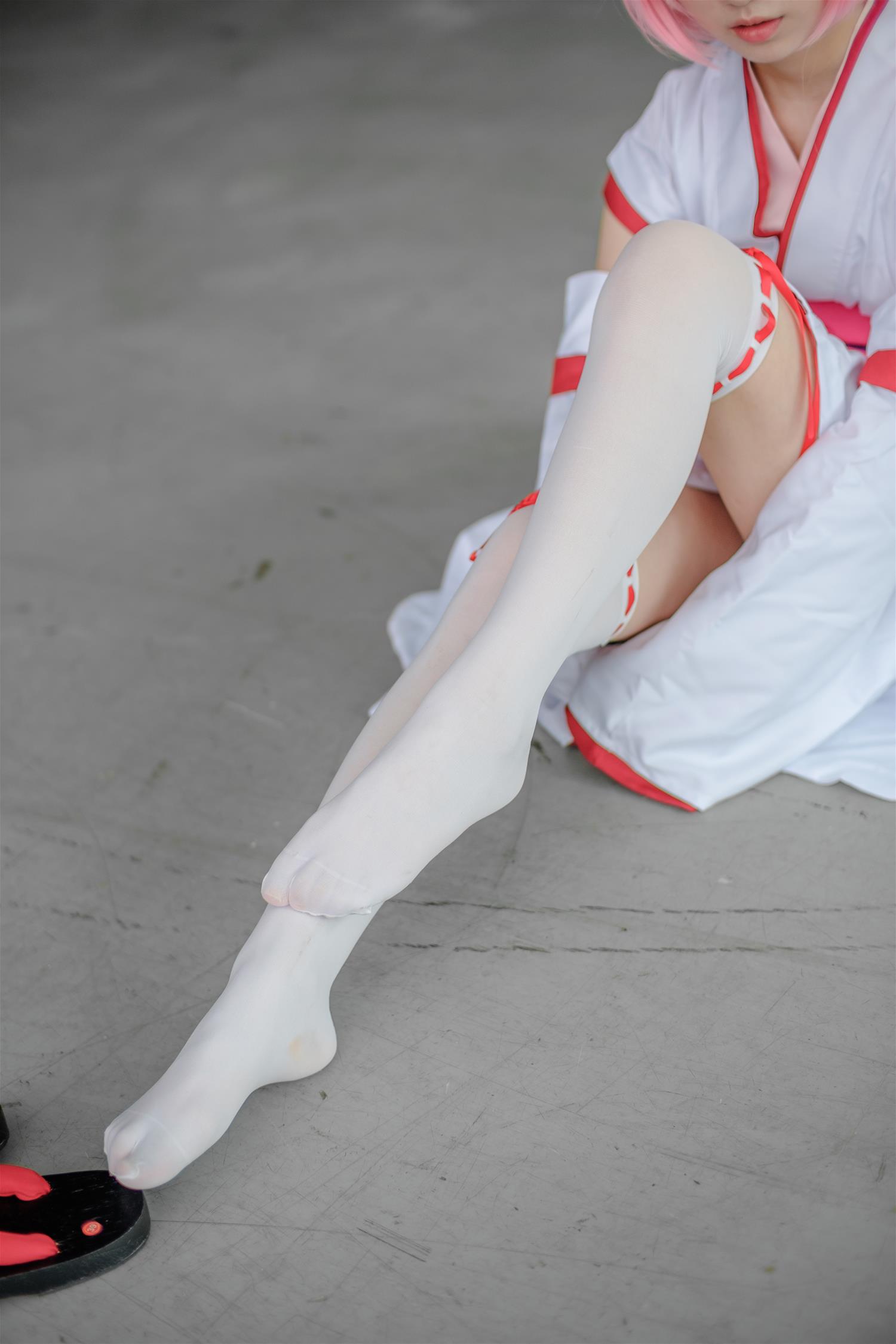 森萝财团 FREE-002 漫展cosplay白丝长腿特写 [15P-79MB]