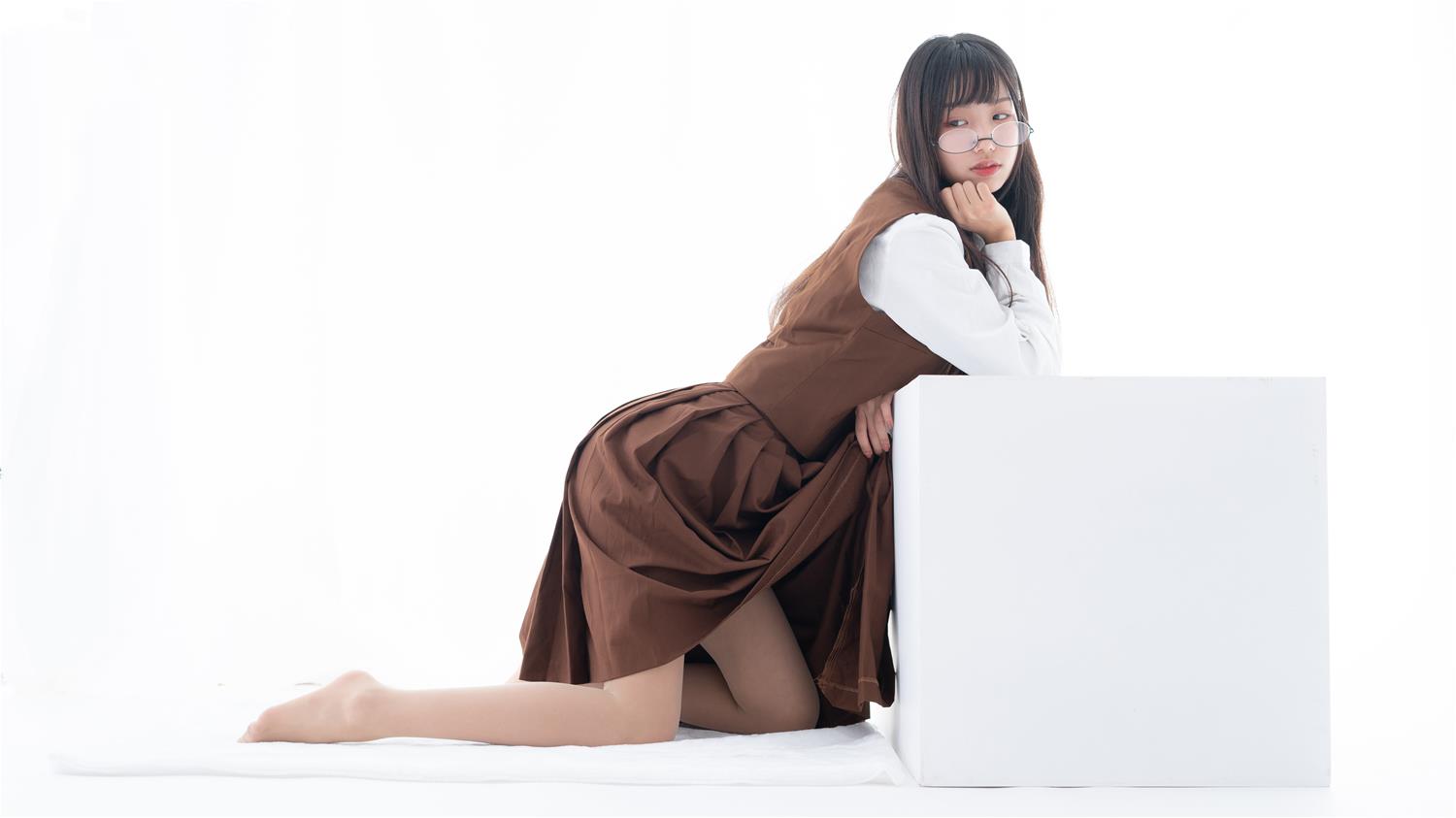 森萝财团 JKFUN-031 小梓 肉丝30D 摄助习作 [48P1V-1.09GB]