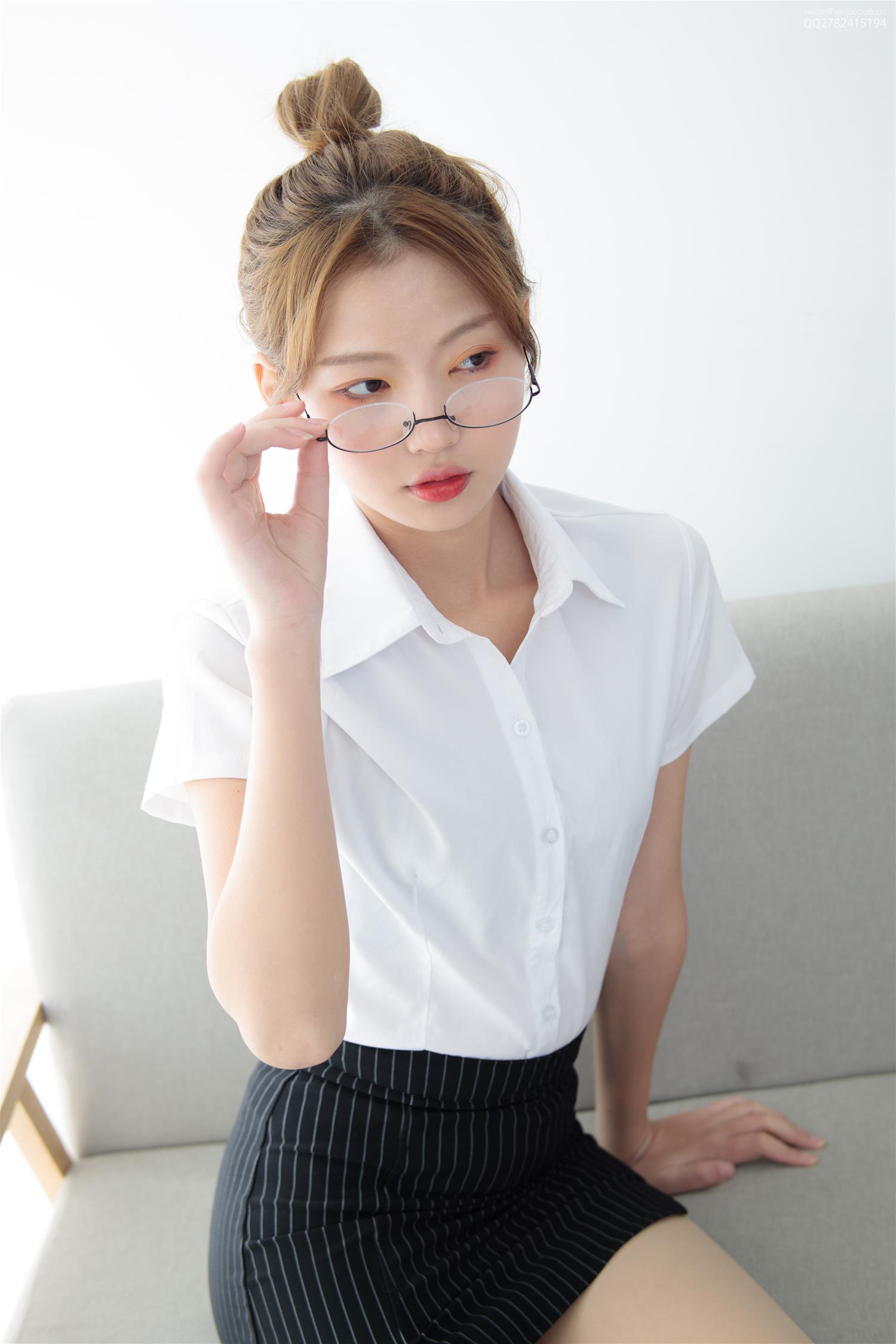 森萝财团 JKFUN-037 OL一定要搭配眼镜 50D肉丝 [63P1V-1.26GB]