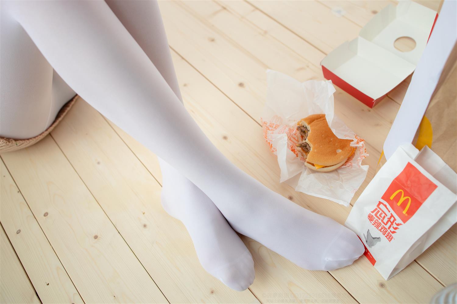 森萝财团 LOVEPLUS-004 露背毛衣80D白丝 [97P1V-2.40GB]